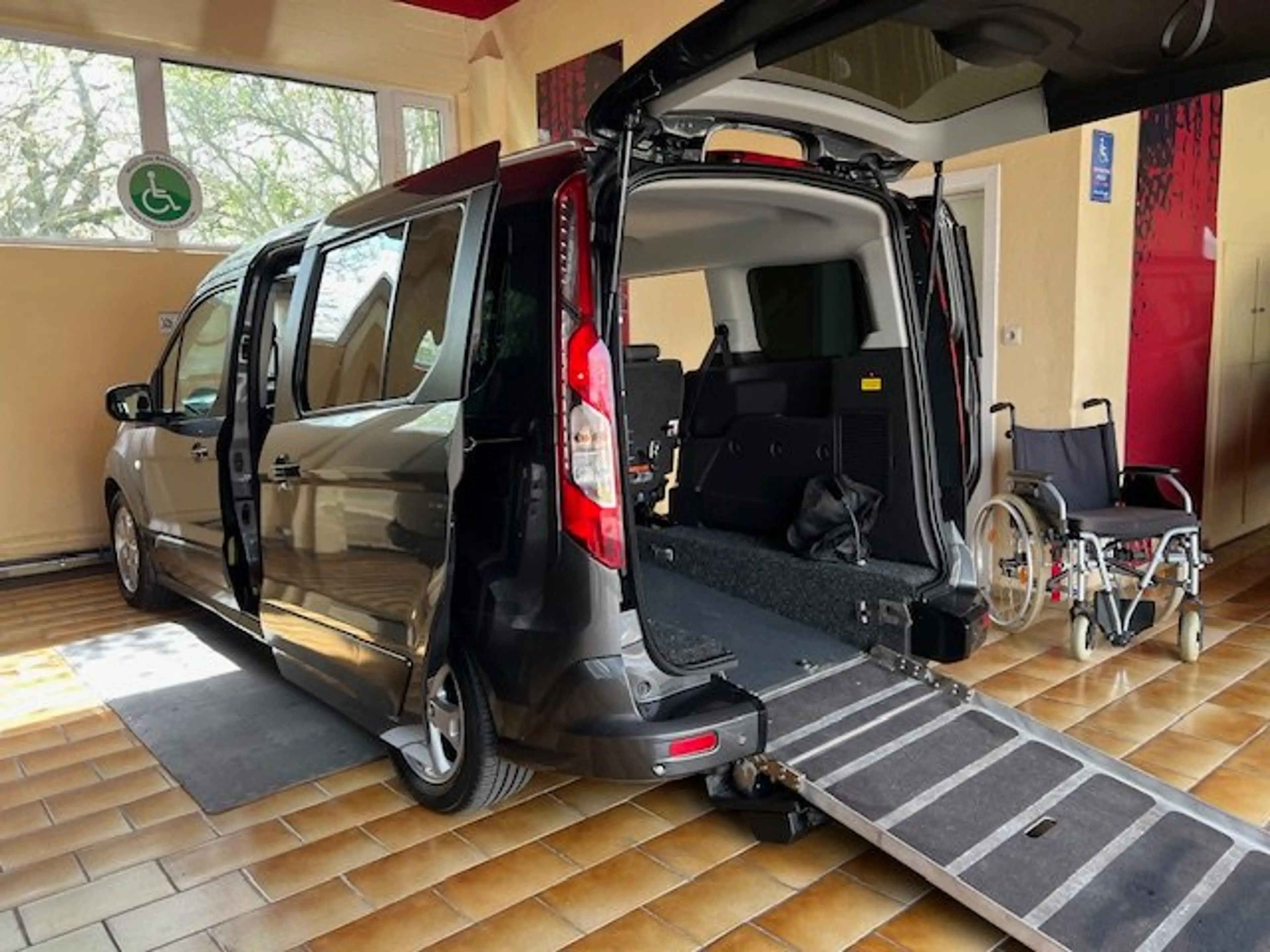 Ford Grand Tourneo Connect L2 Rollstuhlrampe Futuresafe Pano Kam Nav — photo 8