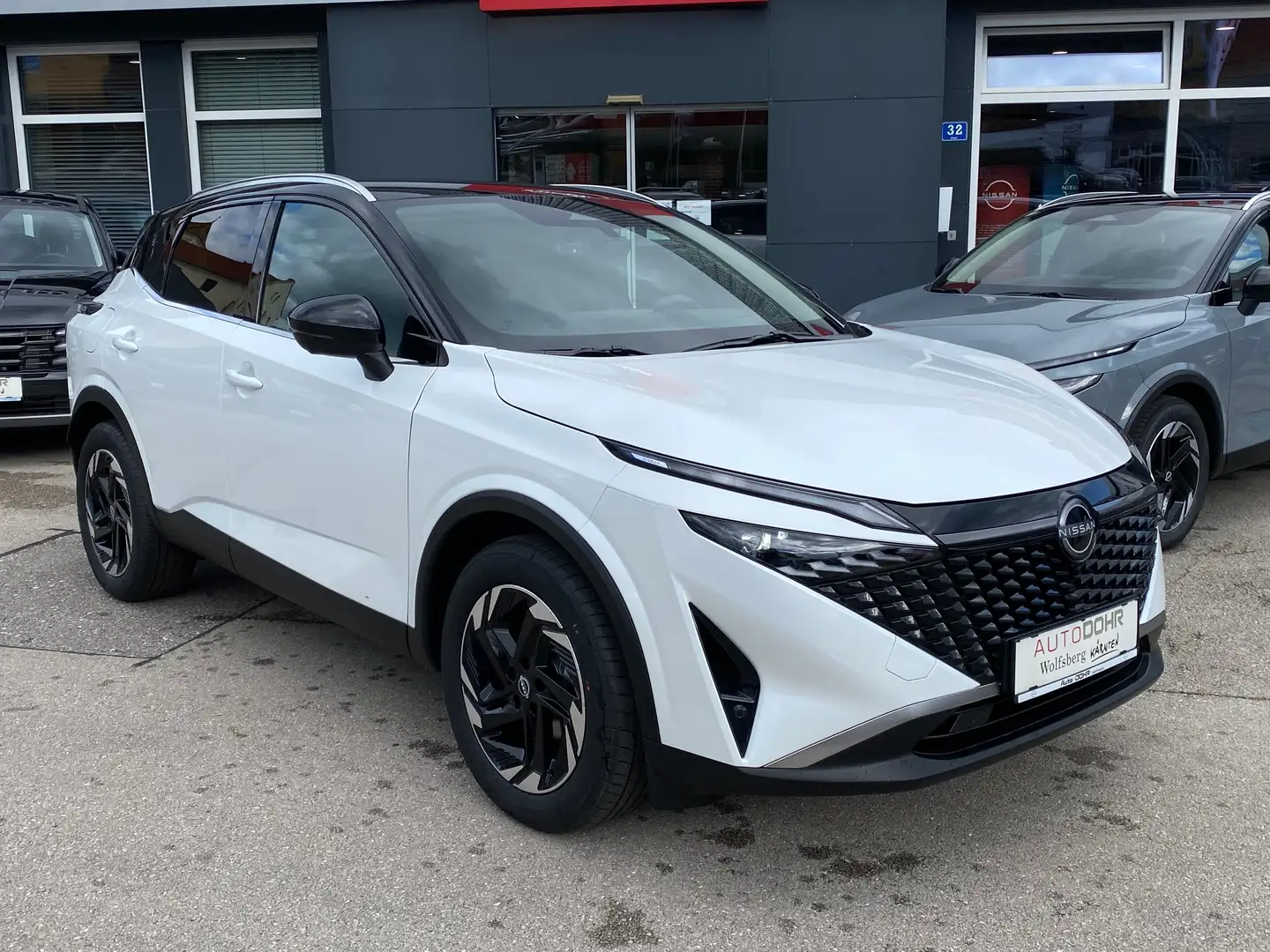 Nissan Qashqai 1,3 DIG-T MHEV 4x4 N-Connecta+ Xtronic 2-Farben Weiß - 1
