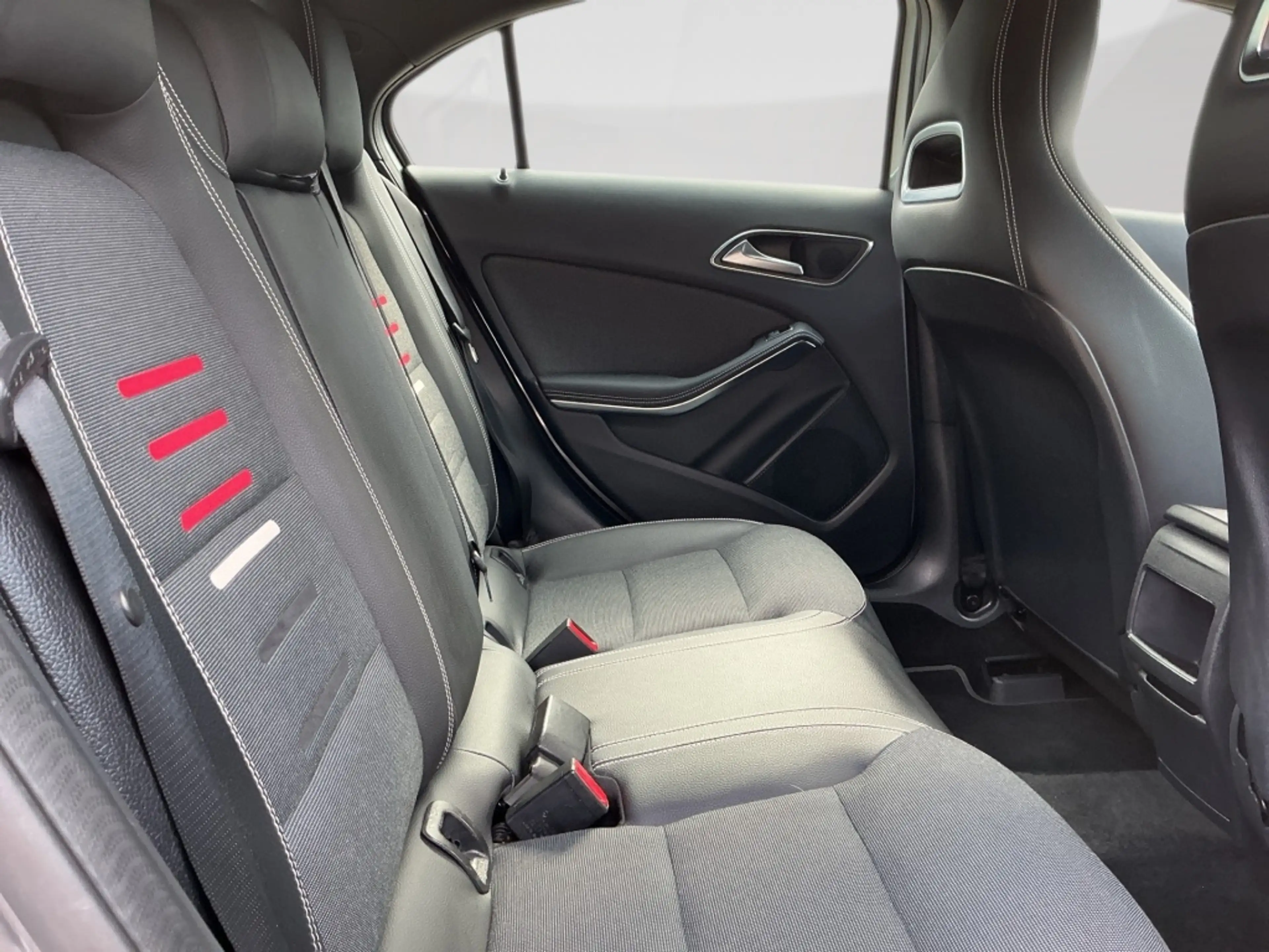 Mercedes-Benz A 180 STYLE NAVIGATION SITZHEIZUNG PARKTRONIC — photo 13