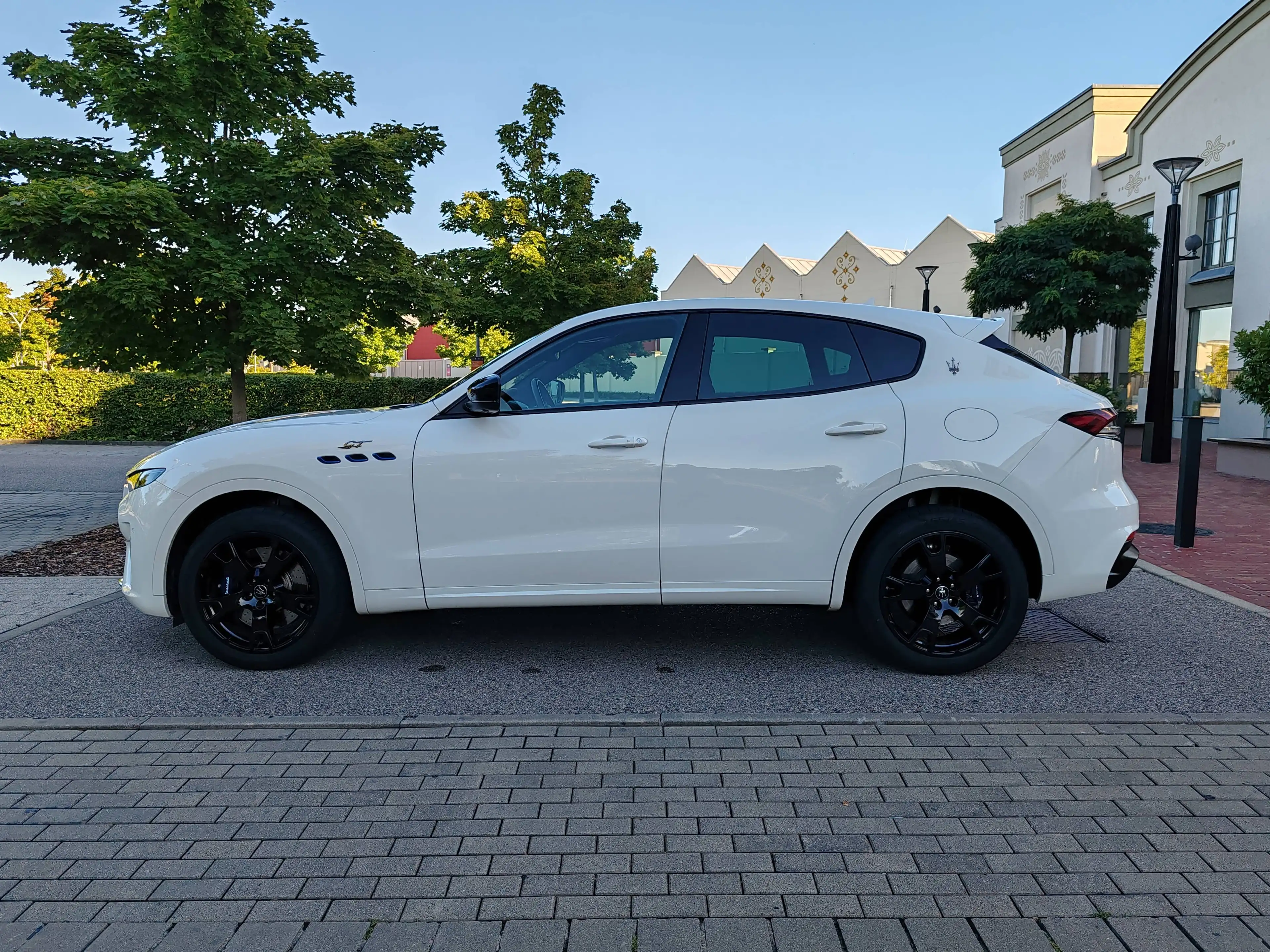 Maserati Levante GT Hybrid | NERISSIMO | SPORT | PIENO FIORE | SKYHOOK | H&K | ACC | LED | 360° | MASERATI-HISTORIE — photo 8