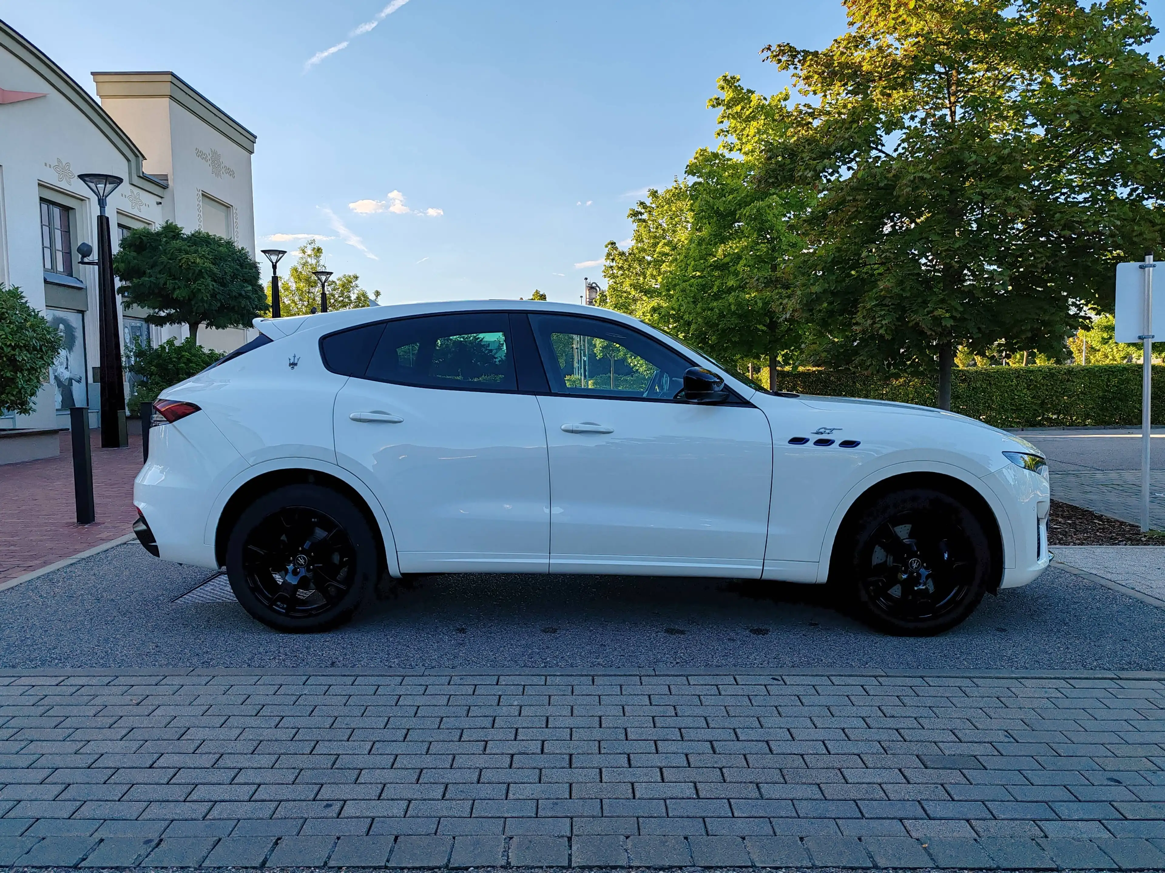 Maserati Levante GT Hybrid | NERISSIMO | SPORT | PIENO FIORE | SKYHOOK | H&K | ACC | LED | 360° | MASERATI-HISTORIE — photo 4