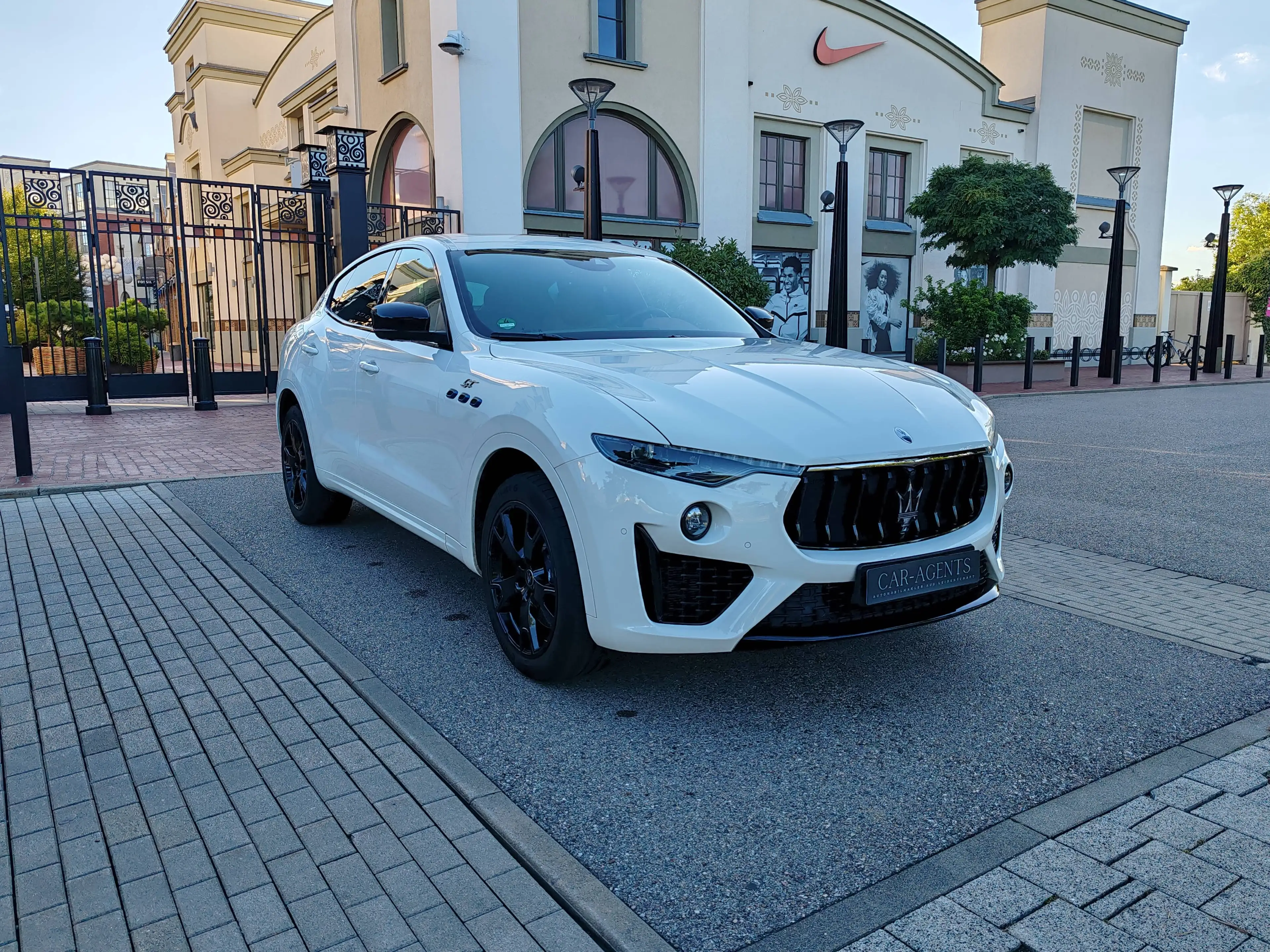 Maserati Levante GT Hybrid | NERISSIMO | SPORT | PIENO FIORE | SKYHOOK | H&K | ACC | LED | 360° | MASERATI-HISTORIE — photo 3