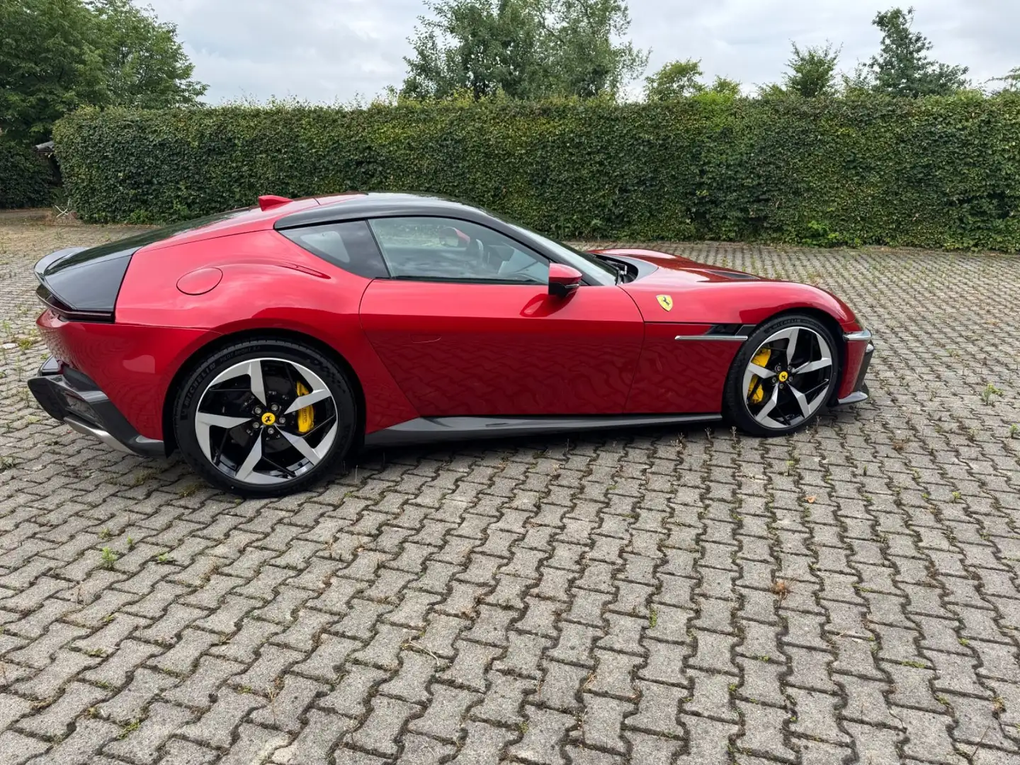 Ferrari 12 Cilindri Coupe - Carbon - Extracampionario Rojo - 1