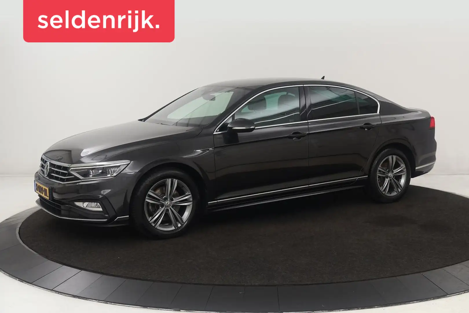 Volkswagen Passat 1.5 TSI R Line | Stoelverwarming | Matrix LED | Ad Grijs - 1