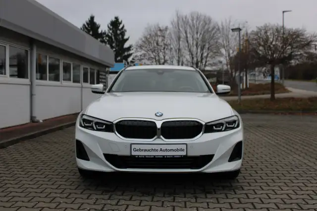 BMW 3 Series view 3