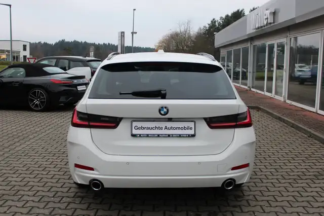 BMW 3 Series view 5