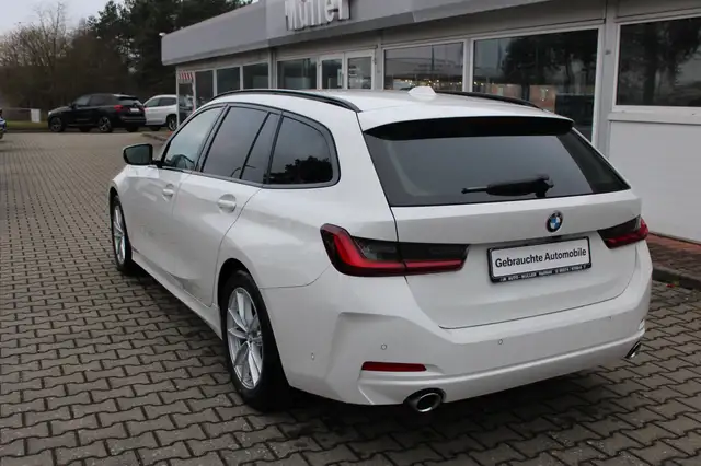 BMW 3 Series view 4