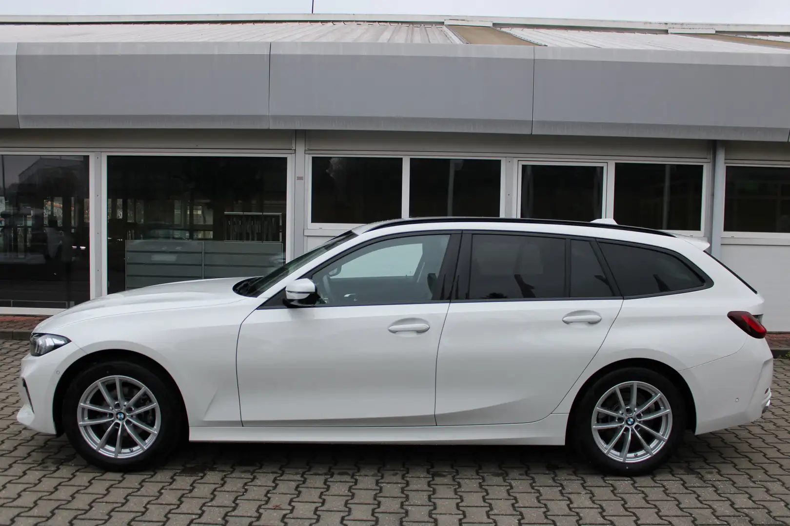 BMW 318 i DAB RFK Tempomat Parkassistent Klimaaut. Weiß - 2