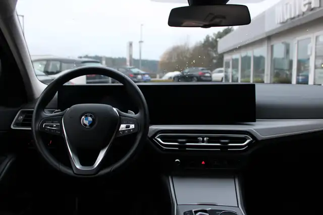 BMW 3 Series view 10