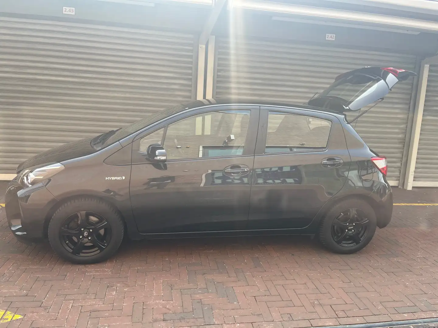 Toyota Yaris Yaris 1.5 Hyb. Active Zwart - 2