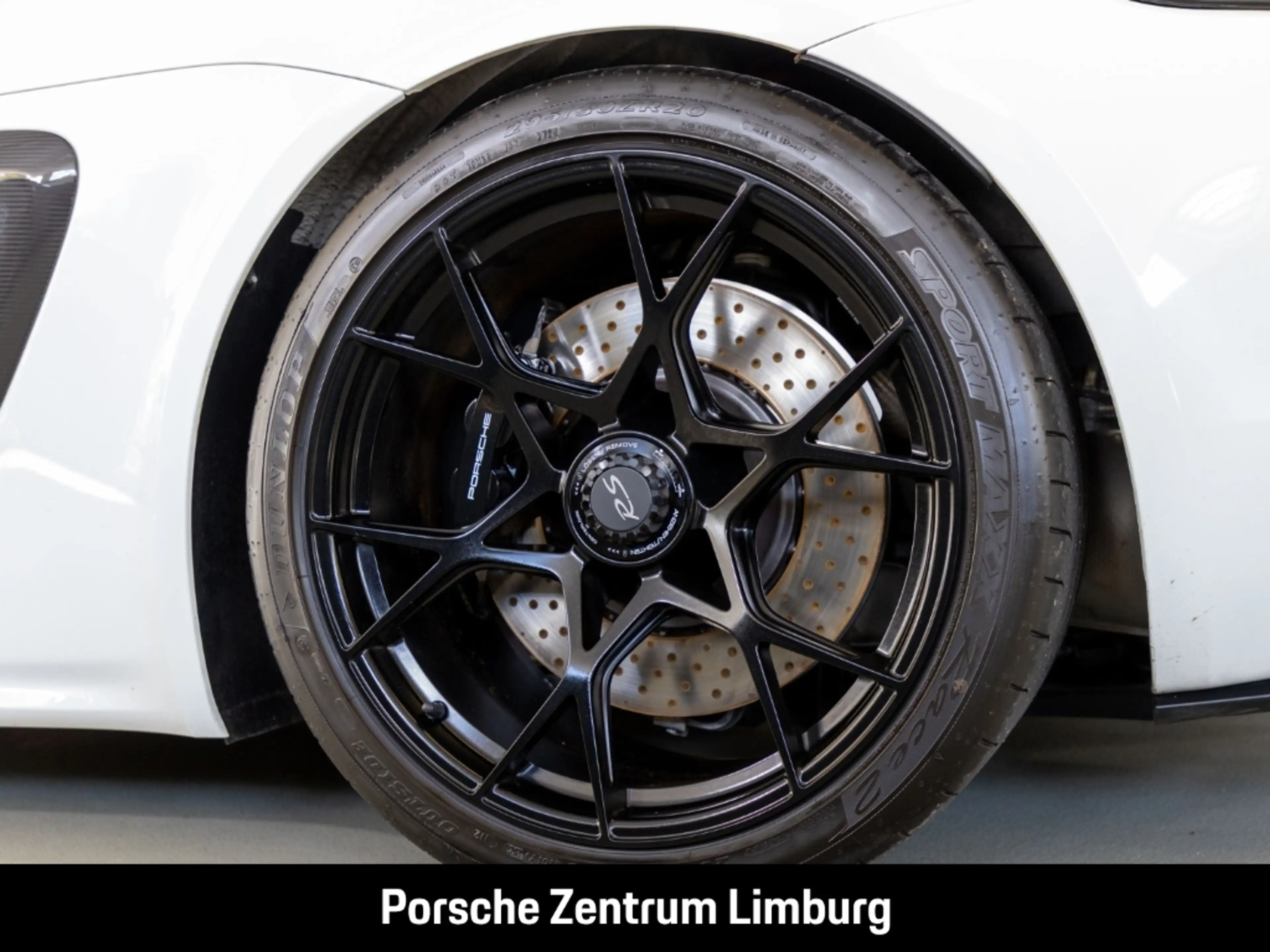 Porsche 718 Spyder RS — photo 12