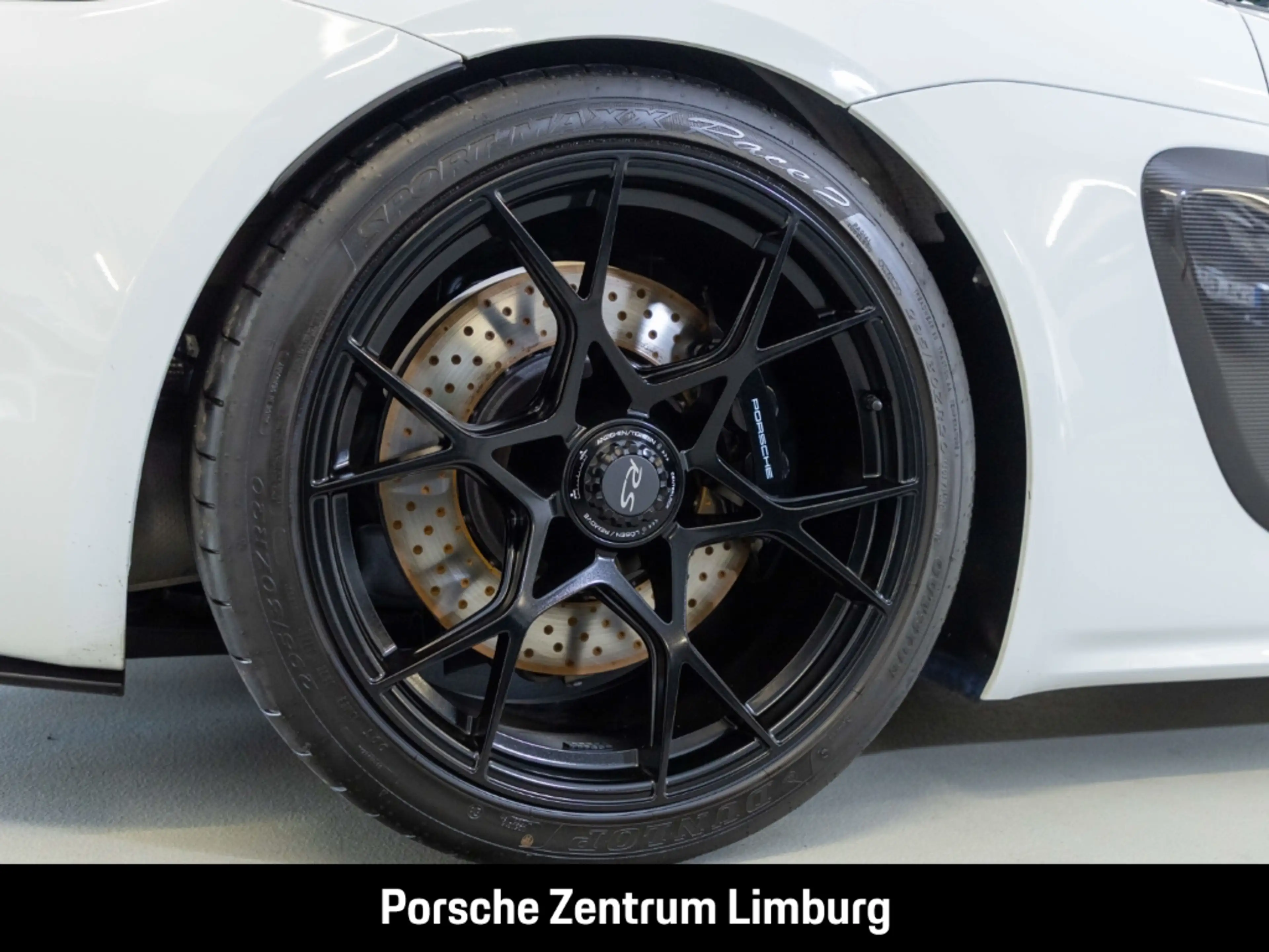 Porsche 718 Spyder RS — photo 13
