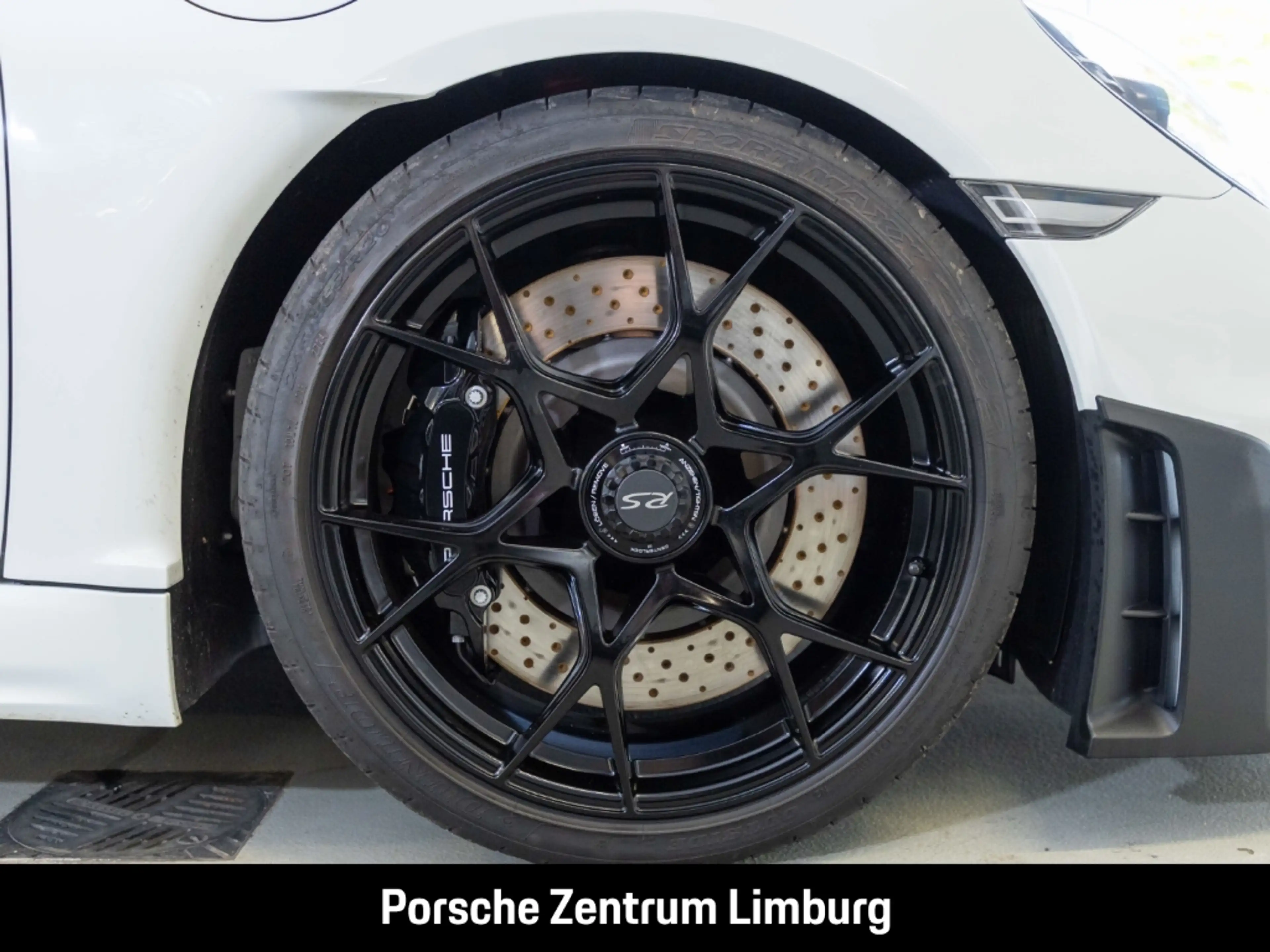 Porsche 718 Spyder RS — photo 14