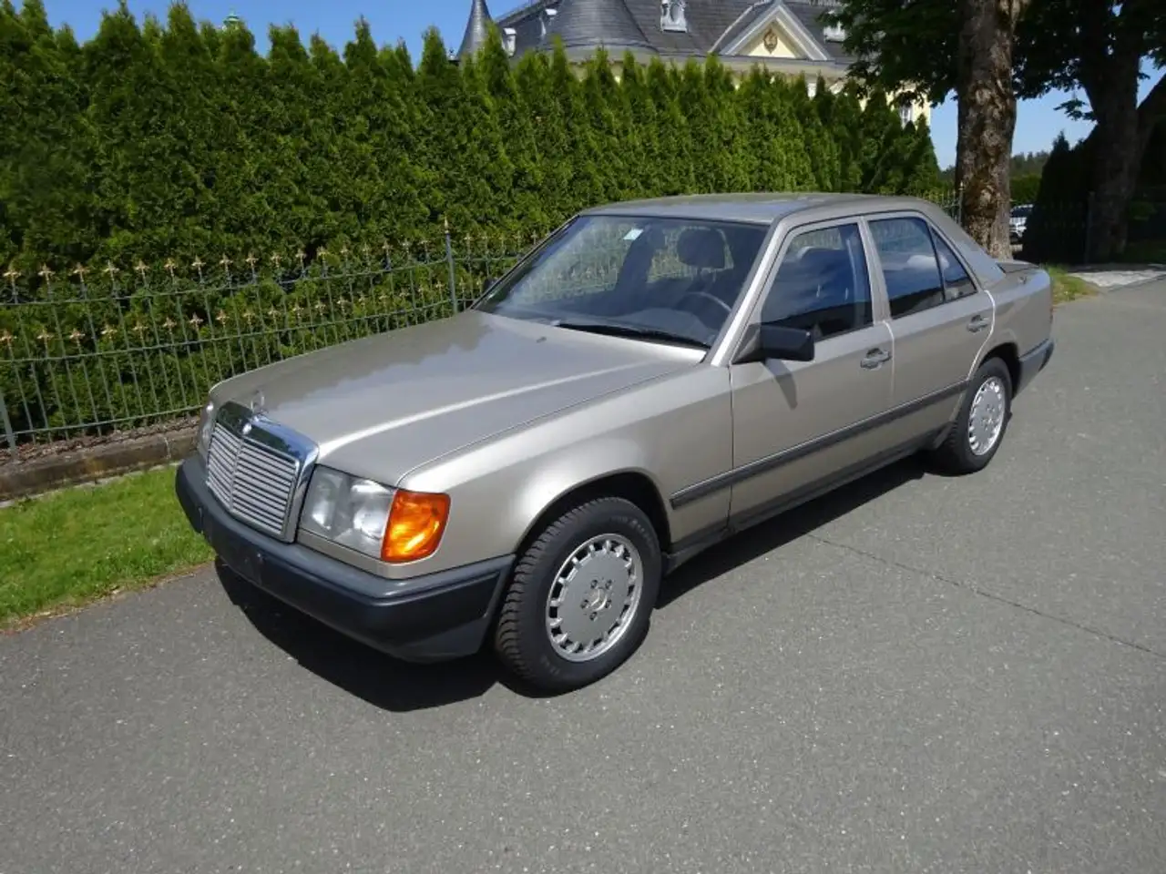 Mercedes-Benz E 230