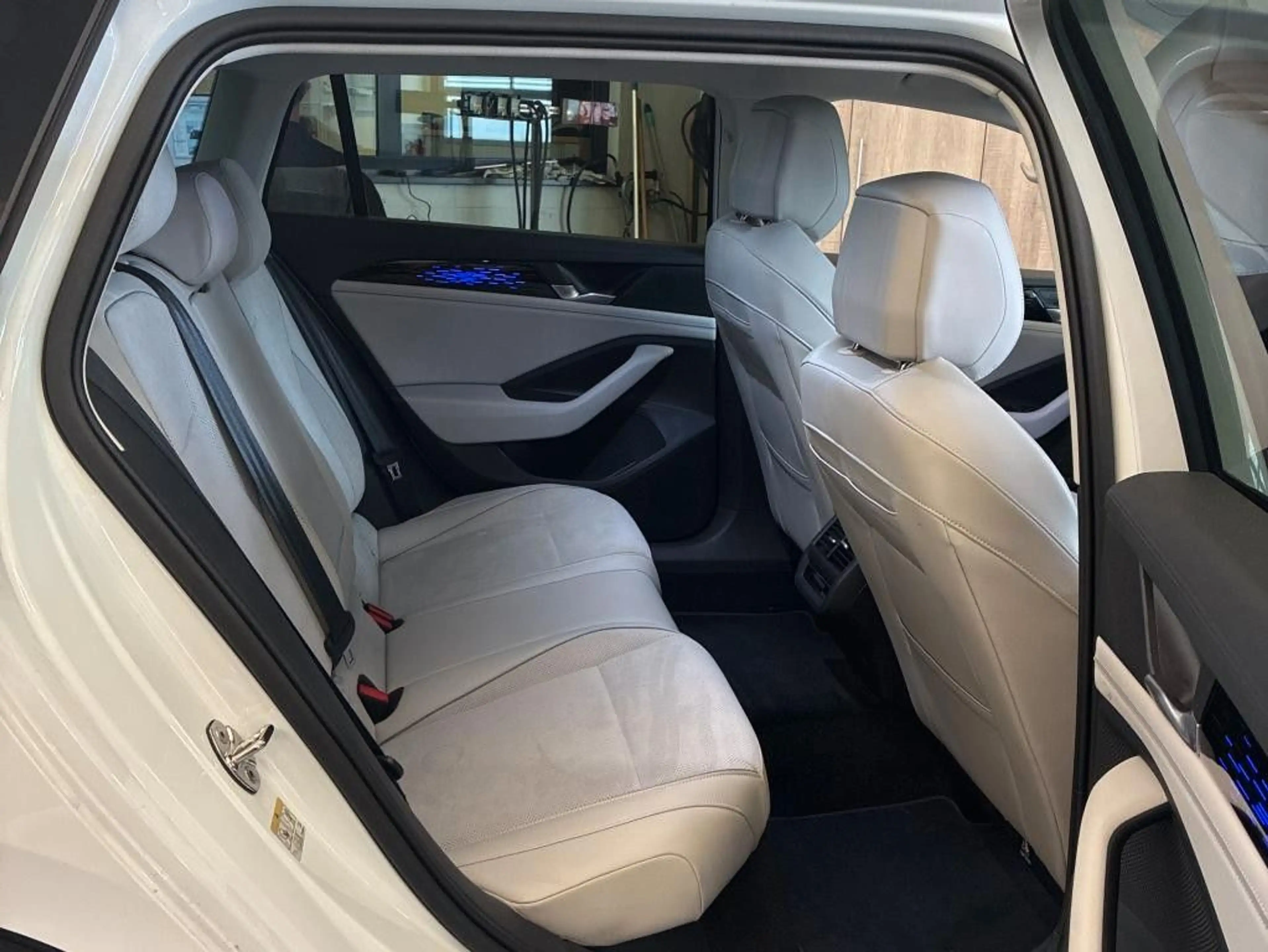 Volkswagen Passat Variant Business 2.0 TDI DSG Navi SHZ ACC — photo 6