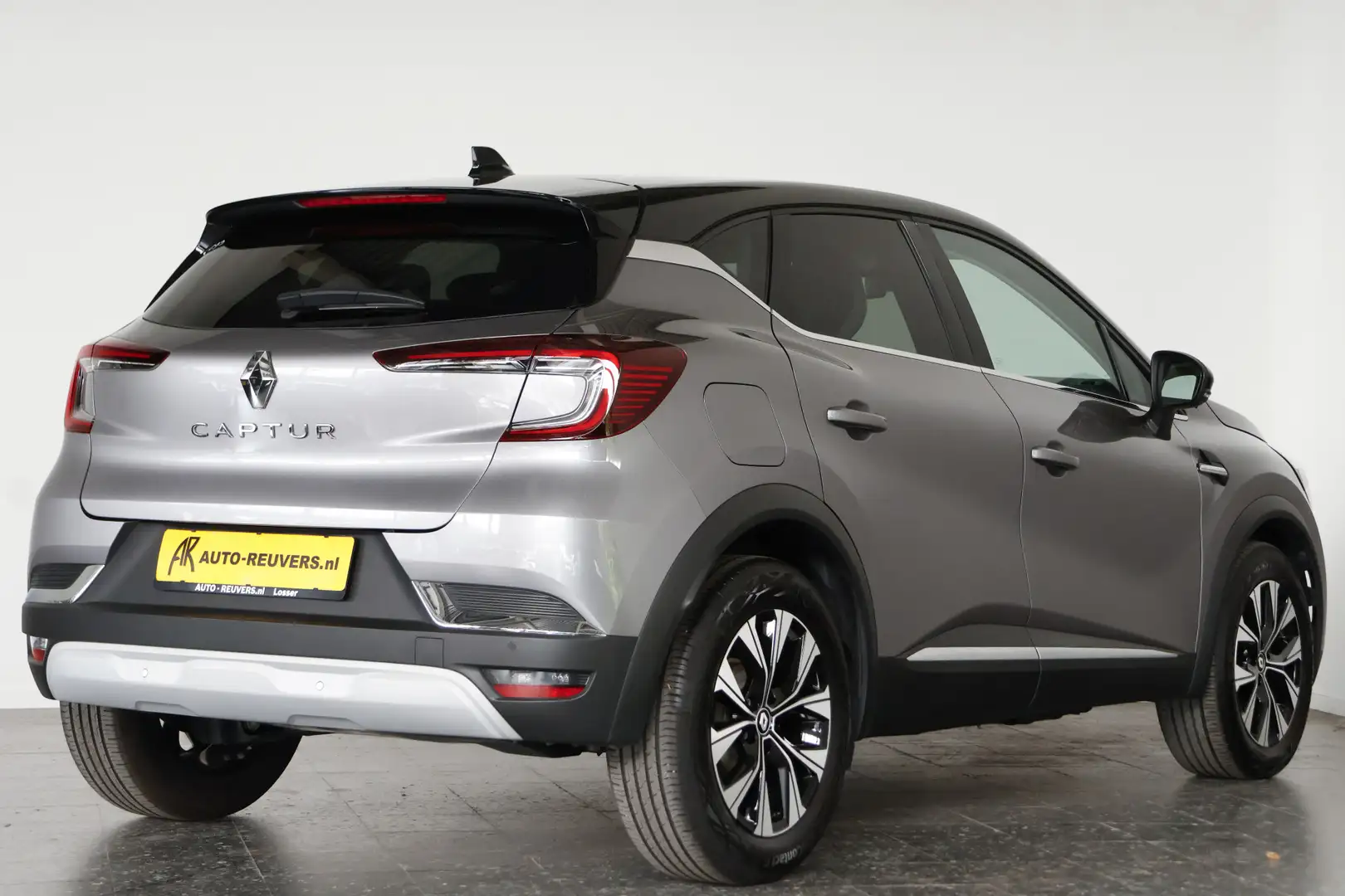 Renault Captur 1.3 TCe 140 Intens / Aut / LED / Navi / CarPlay / Grijs - 2
