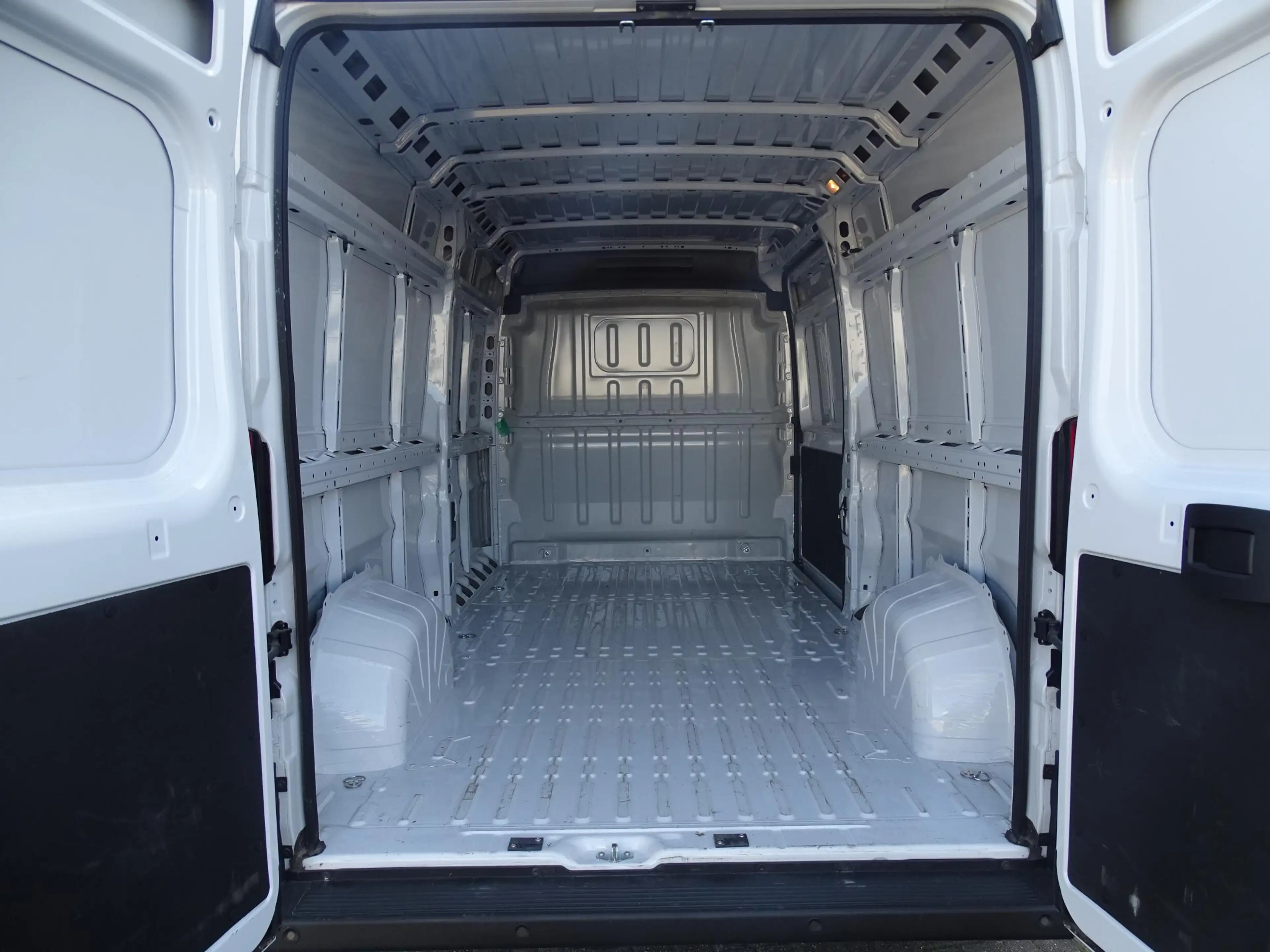 Opel Movano 3500 2.2 L Turbo D 103kW L3H2 Light — photo 14