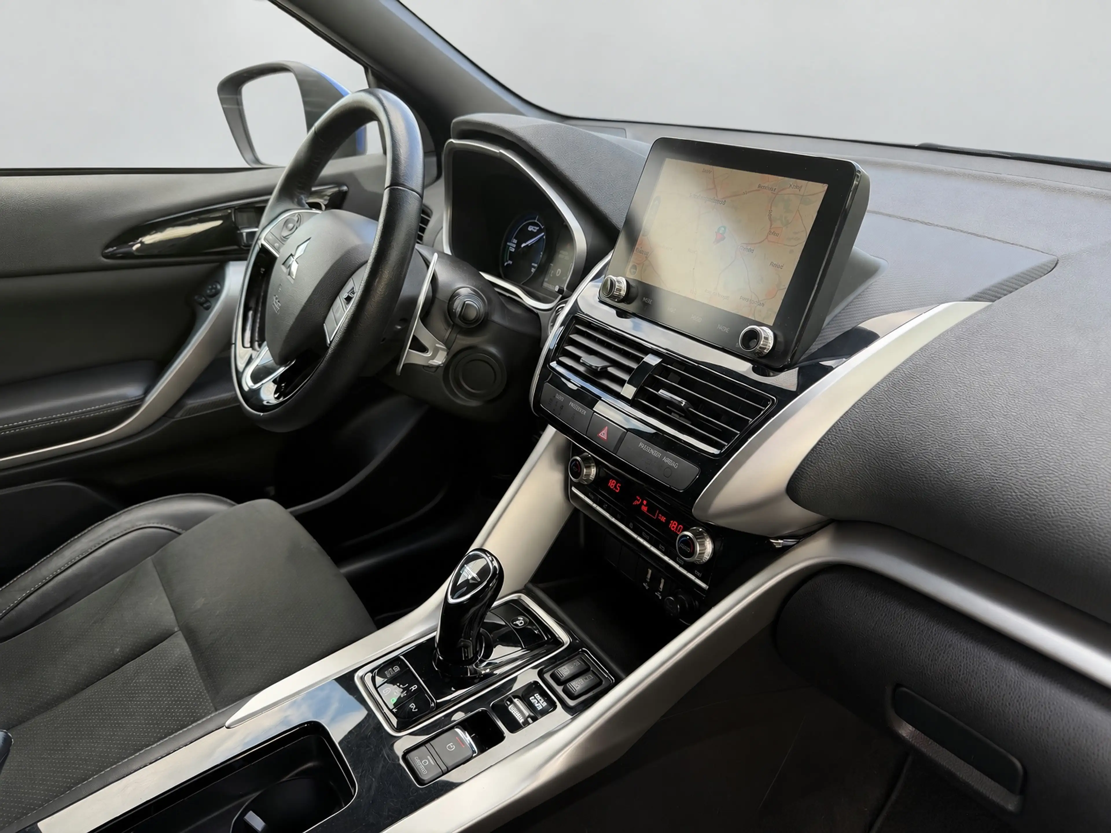 Mitsubishi Eclipse Cross 2.4 PHEV Intense+, trekhaak, stoelverwarming, acht — photo 9