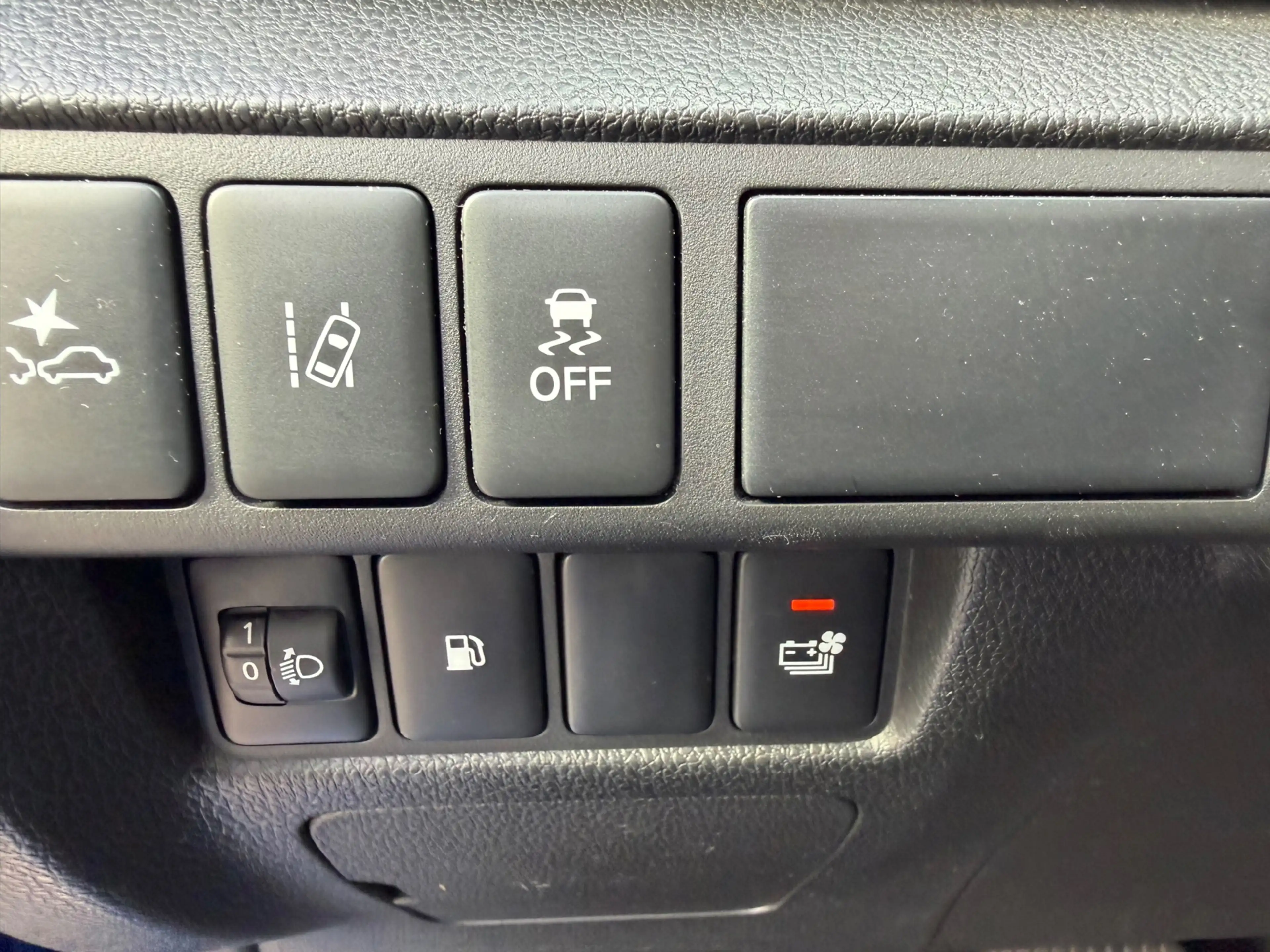 Mitsubishi Eclipse Cross 2.4 PHEV Intense+, trekhaak, stoelverwarming, acht — photo 43