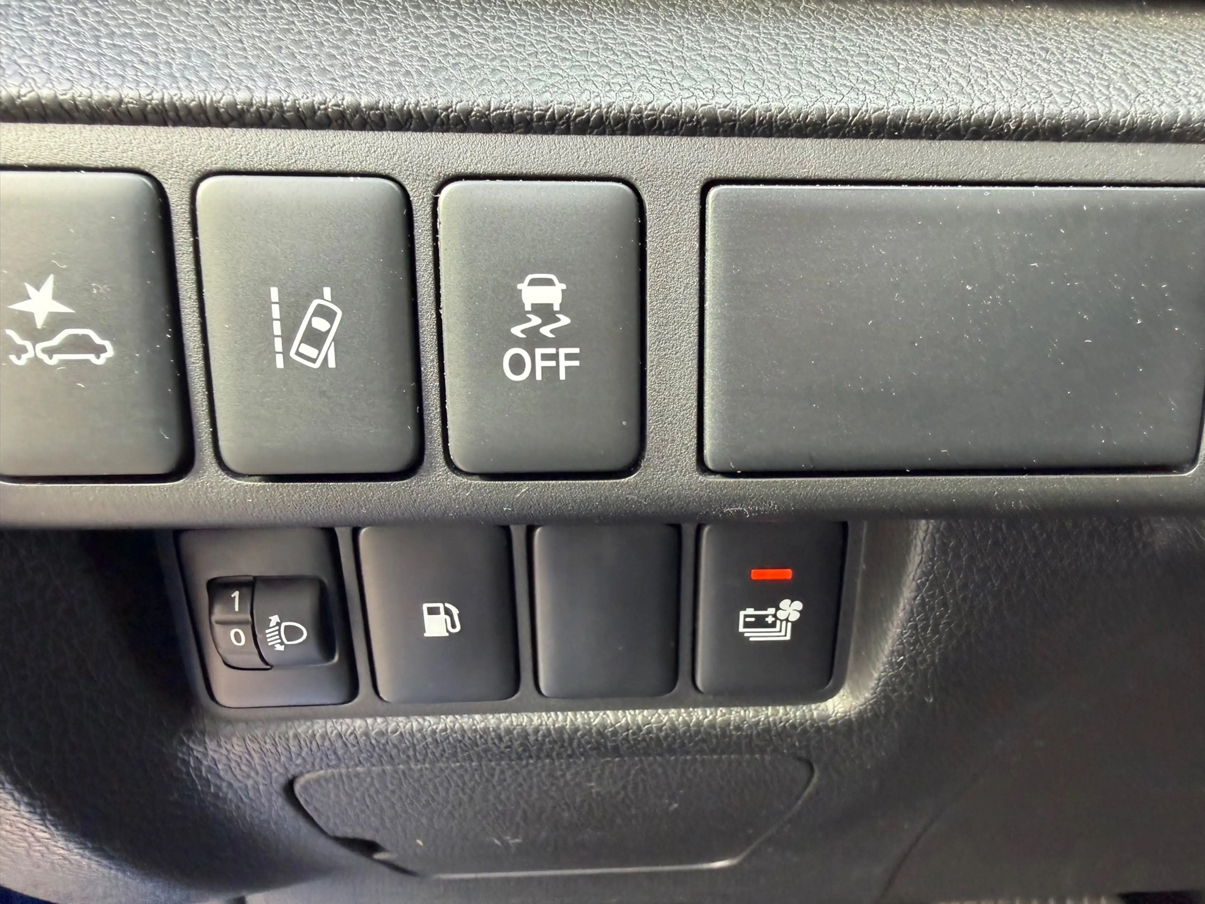Mitsubishi Eclipse Cross 2.4 PHEV Intense+, trekhaak, stoelverwarming, acht — photo 31