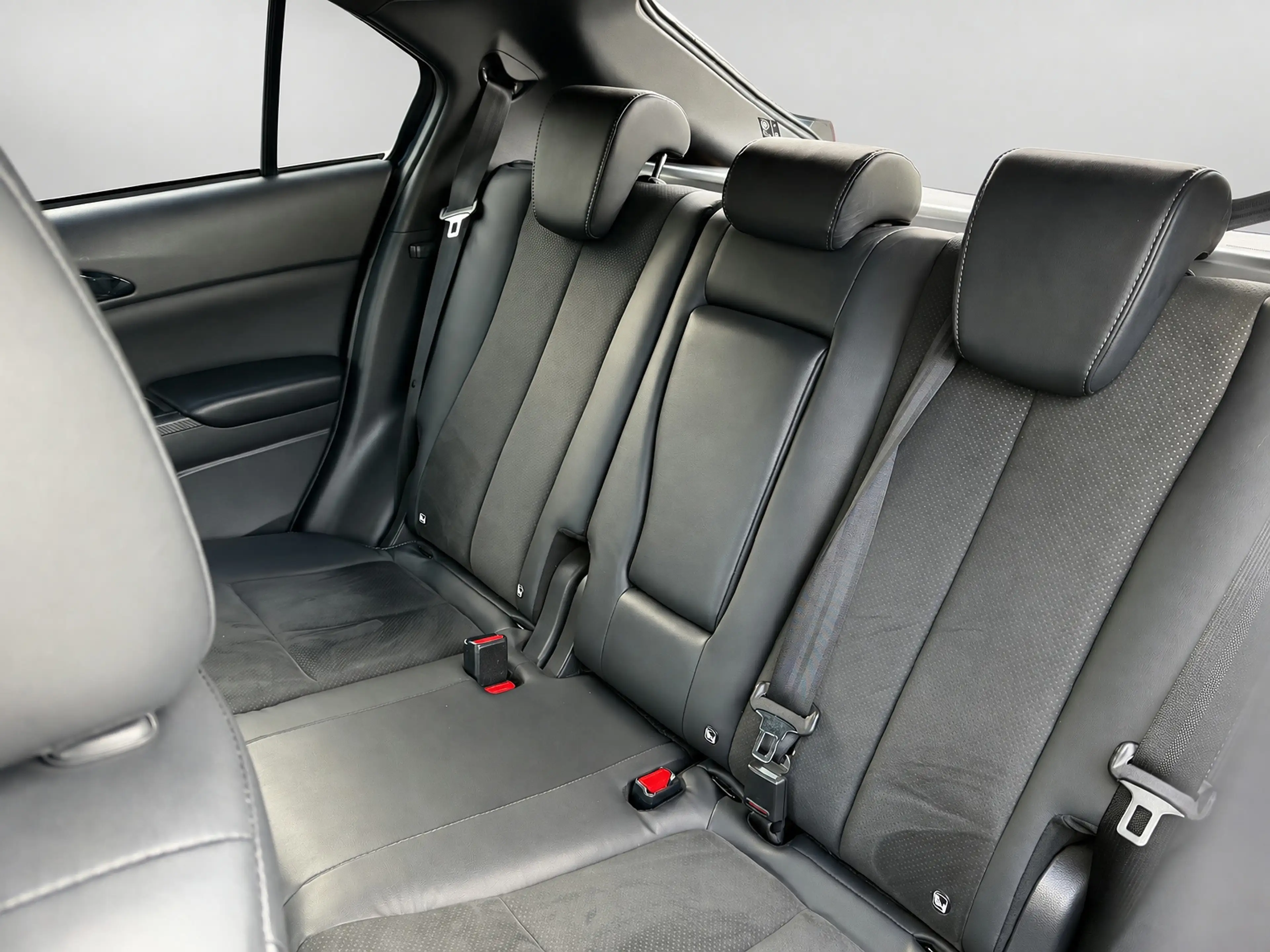Mitsubishi Eclipse Cross 2.4 PHEV Intense+, trekhaak, stoelverwarming, acht — photo 21