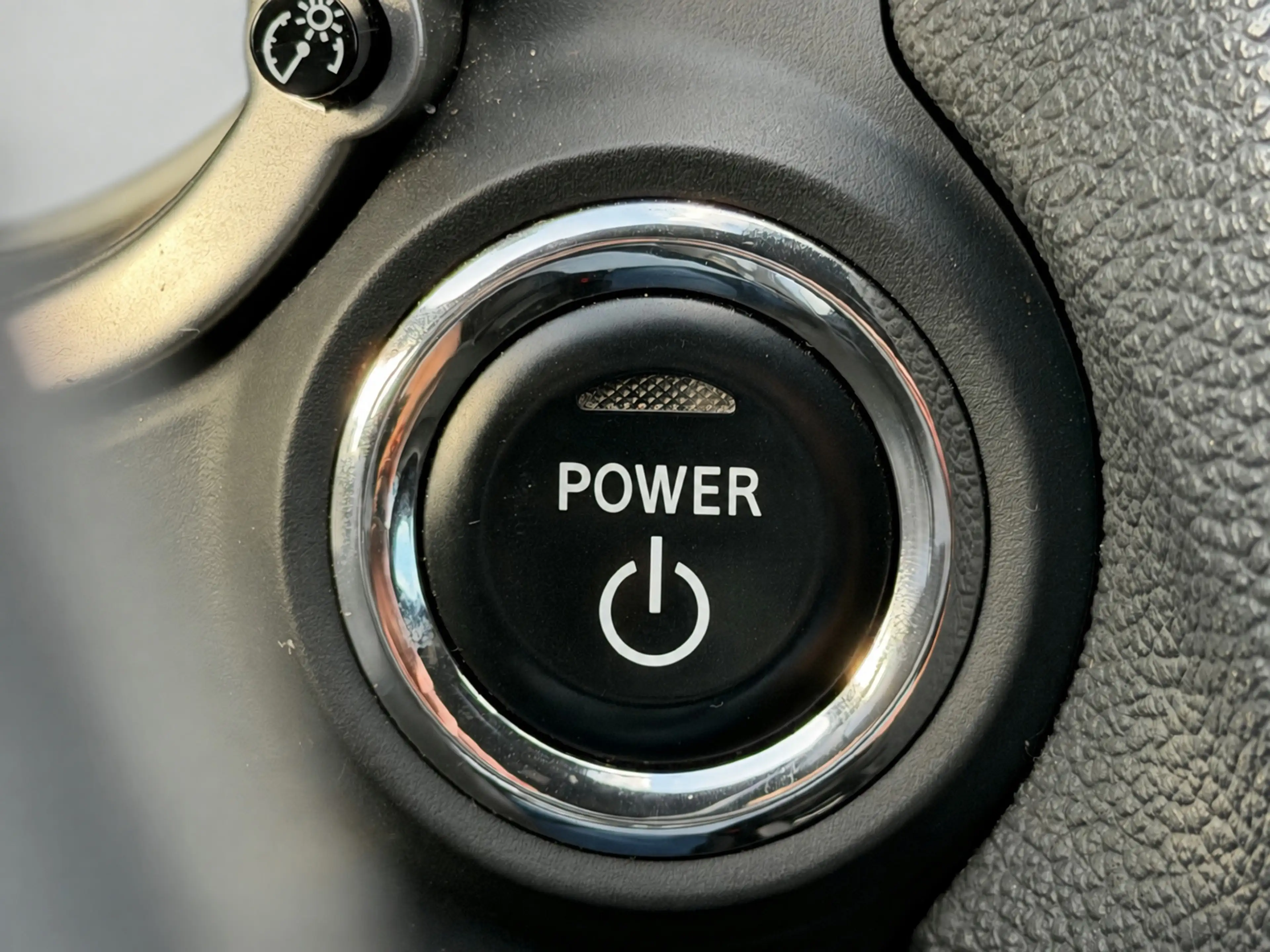 Mitsubishi Eclipse Cross 2.4 PHEV Intense+, trekhaak, stoelverwarming, acht — photo 41
