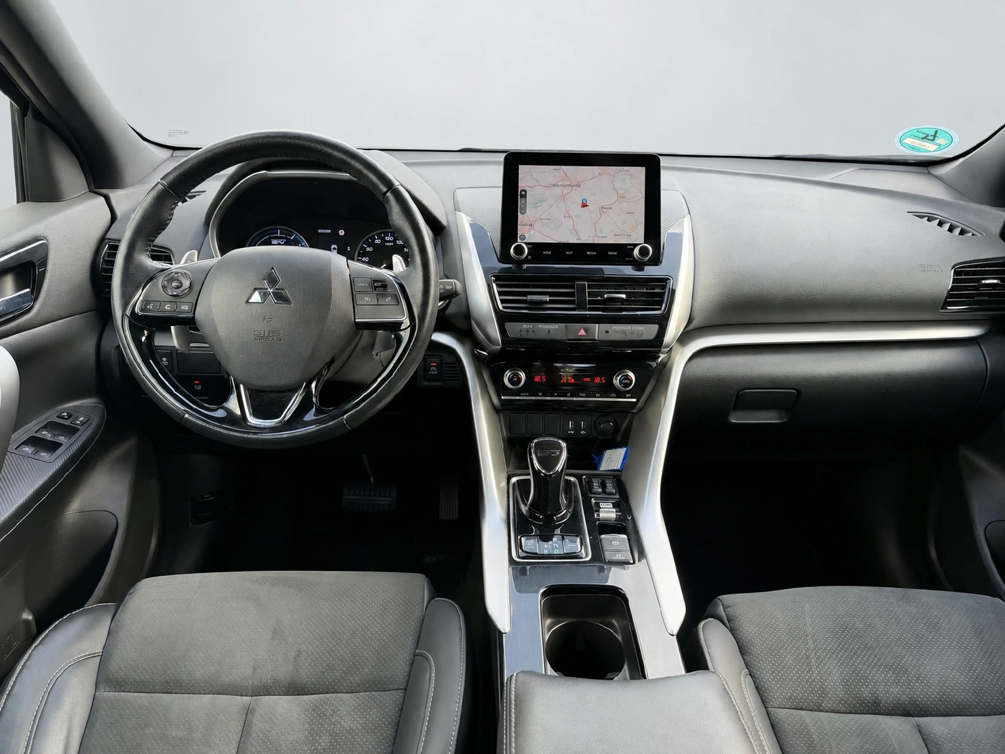 Mitsubishi Eclipse Cross 2.4 PHEV Intense+, trekhaak, stoelverwarming, acht — photo 2