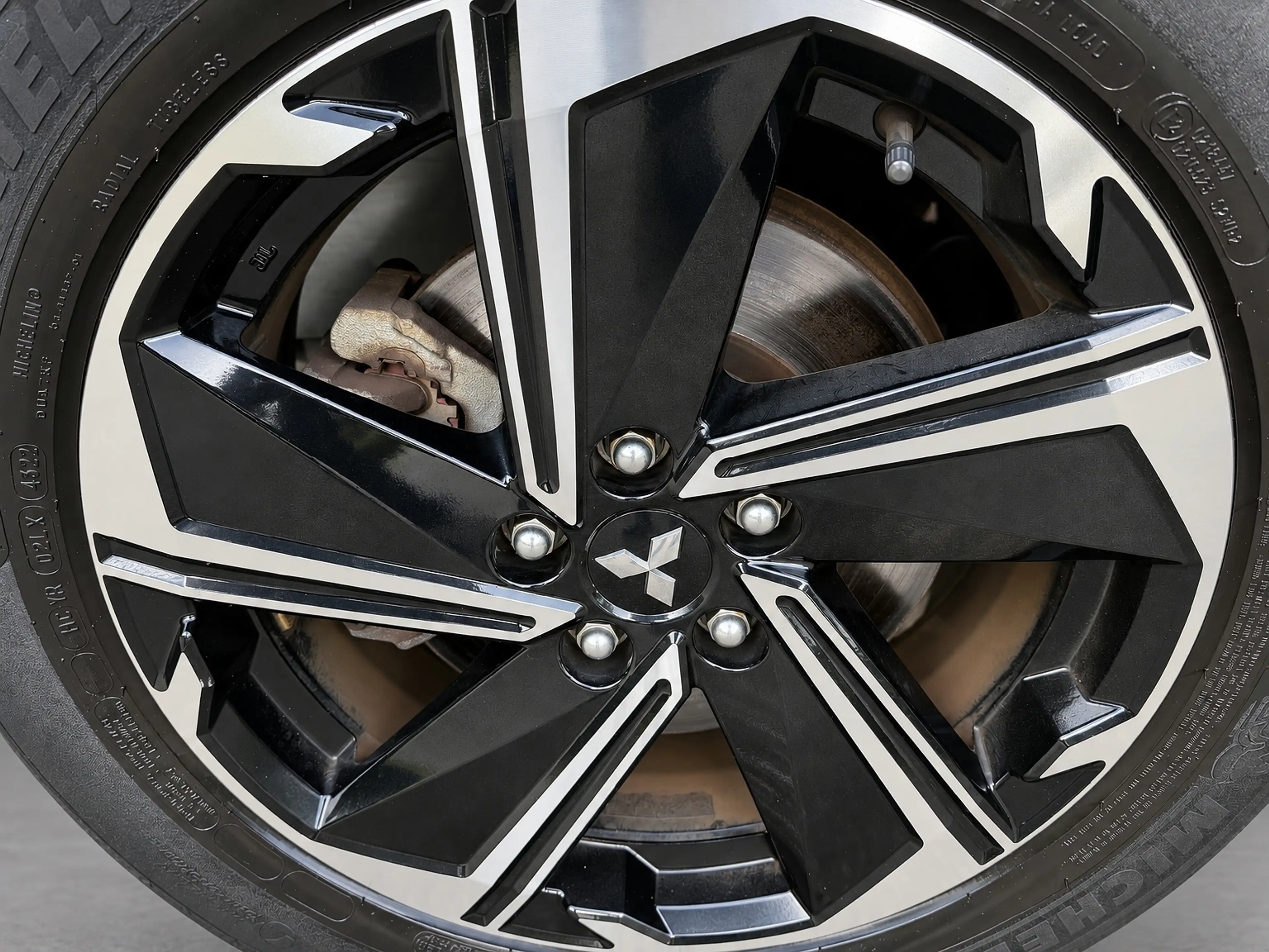 Mitsubishi Eclipse Cross 2.4 PHEV Intense+, trekhaak, stoelverwarming, acht — photo 8