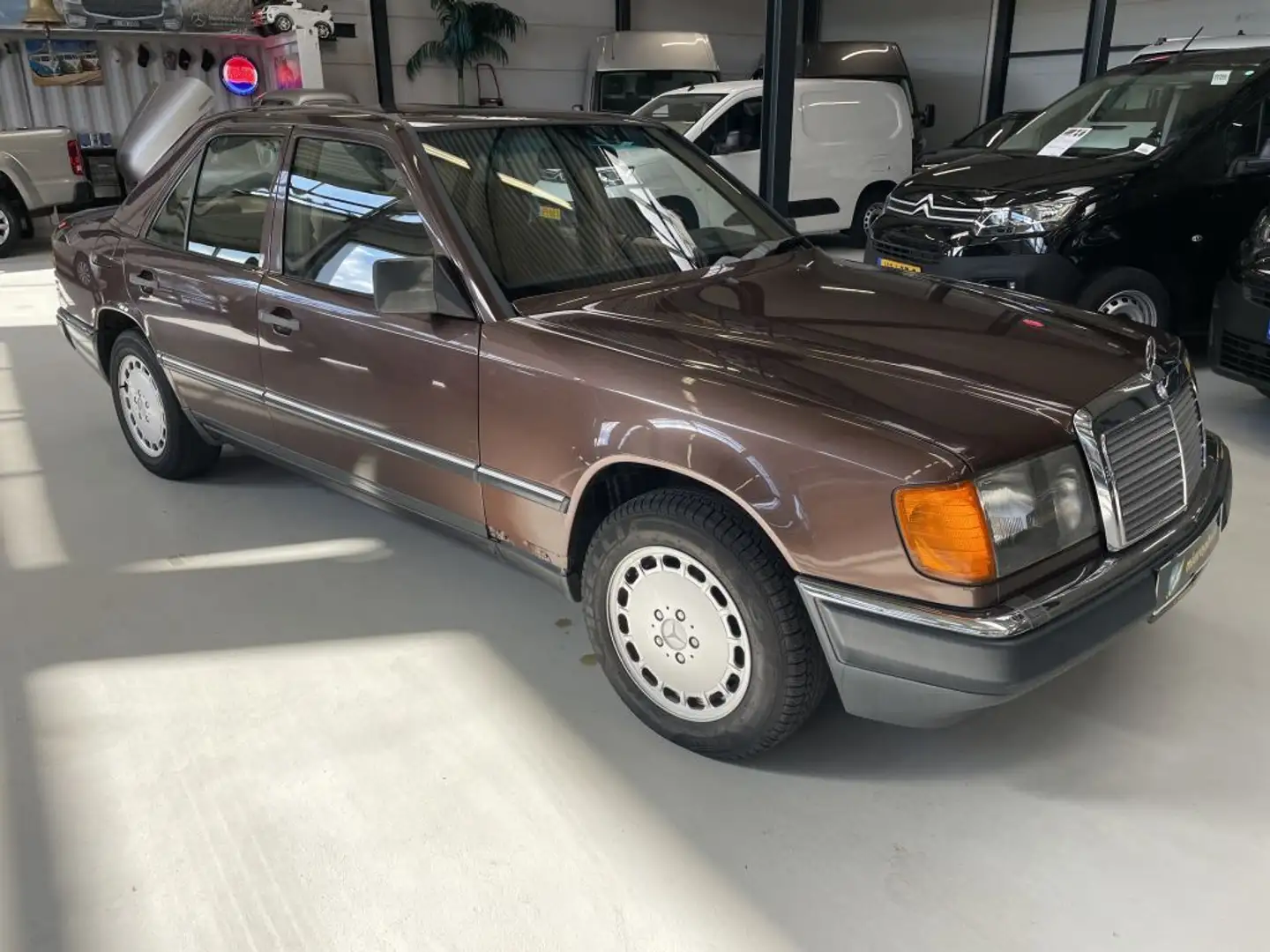 Mercedes-Benz E 260 W124 Automaat Dakraam Marge smeđa - 2