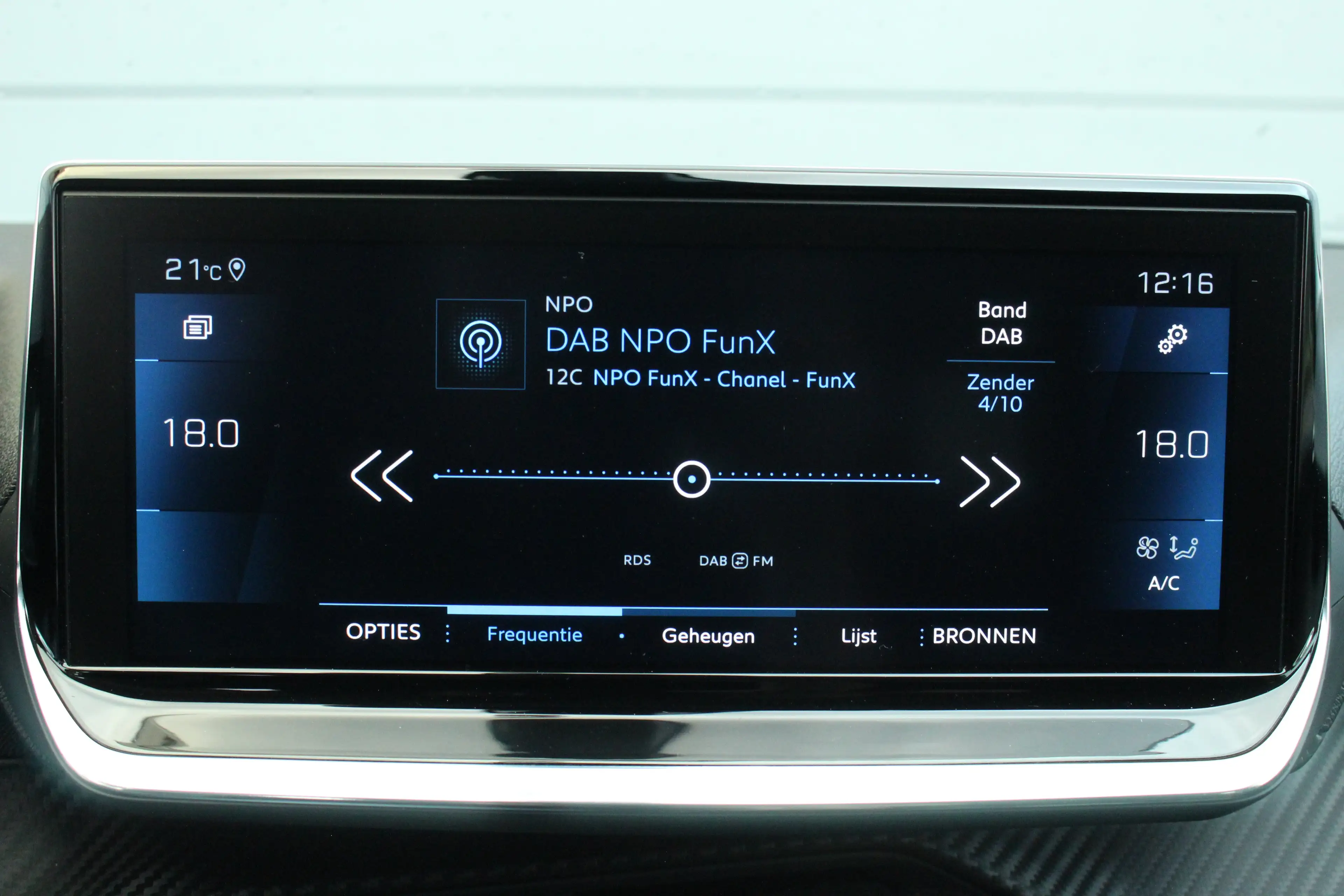 Peugeot 208 1.2 Allure Climate | Carplay | LED | 16" Lichtmeta — photo 19