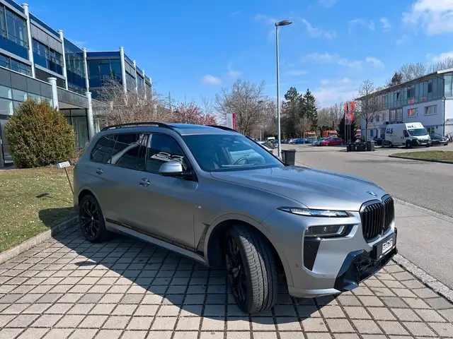 BMW X7 view 8