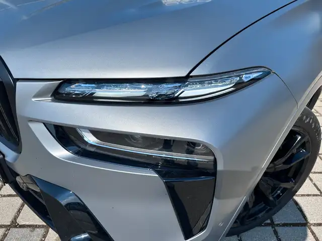 BMW X7 view 10