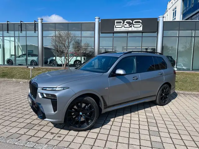 BMW X7 view 4