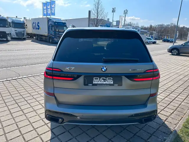 BMW X7 view 6