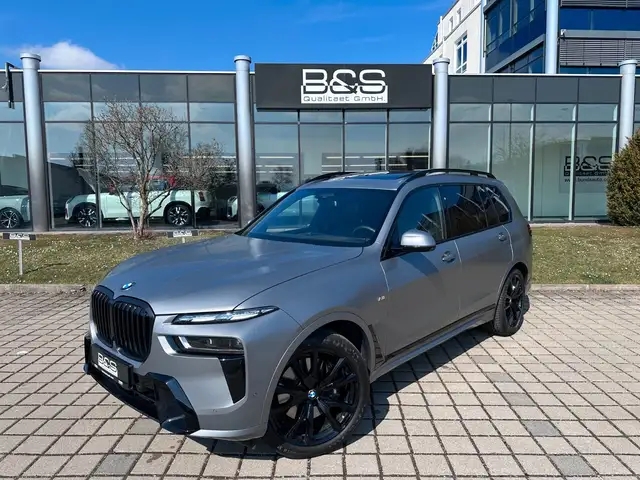 BMW X7 view 2