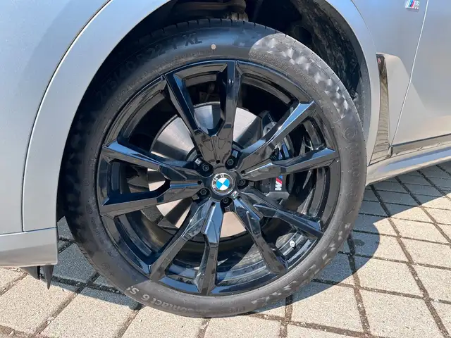 BMW X7 view 3