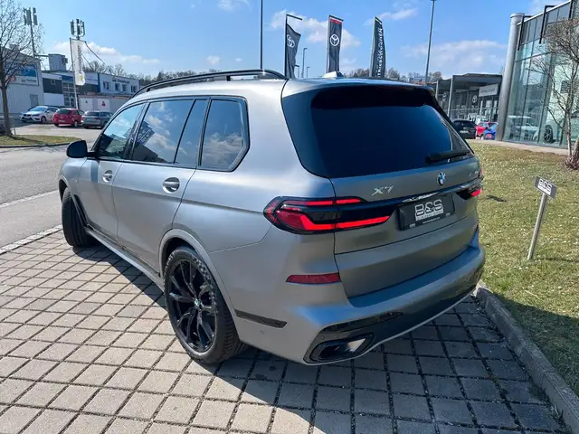BMW X7 view 5