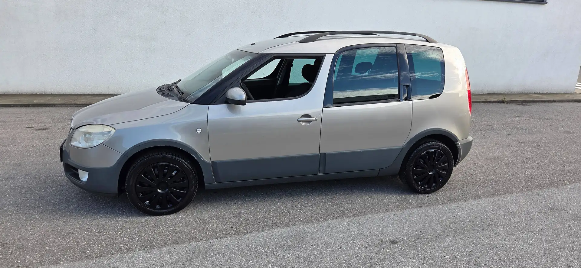 Skoda Roomster Roomster Scout 1,6 Automatik Tiptronic Scout Braun - 2