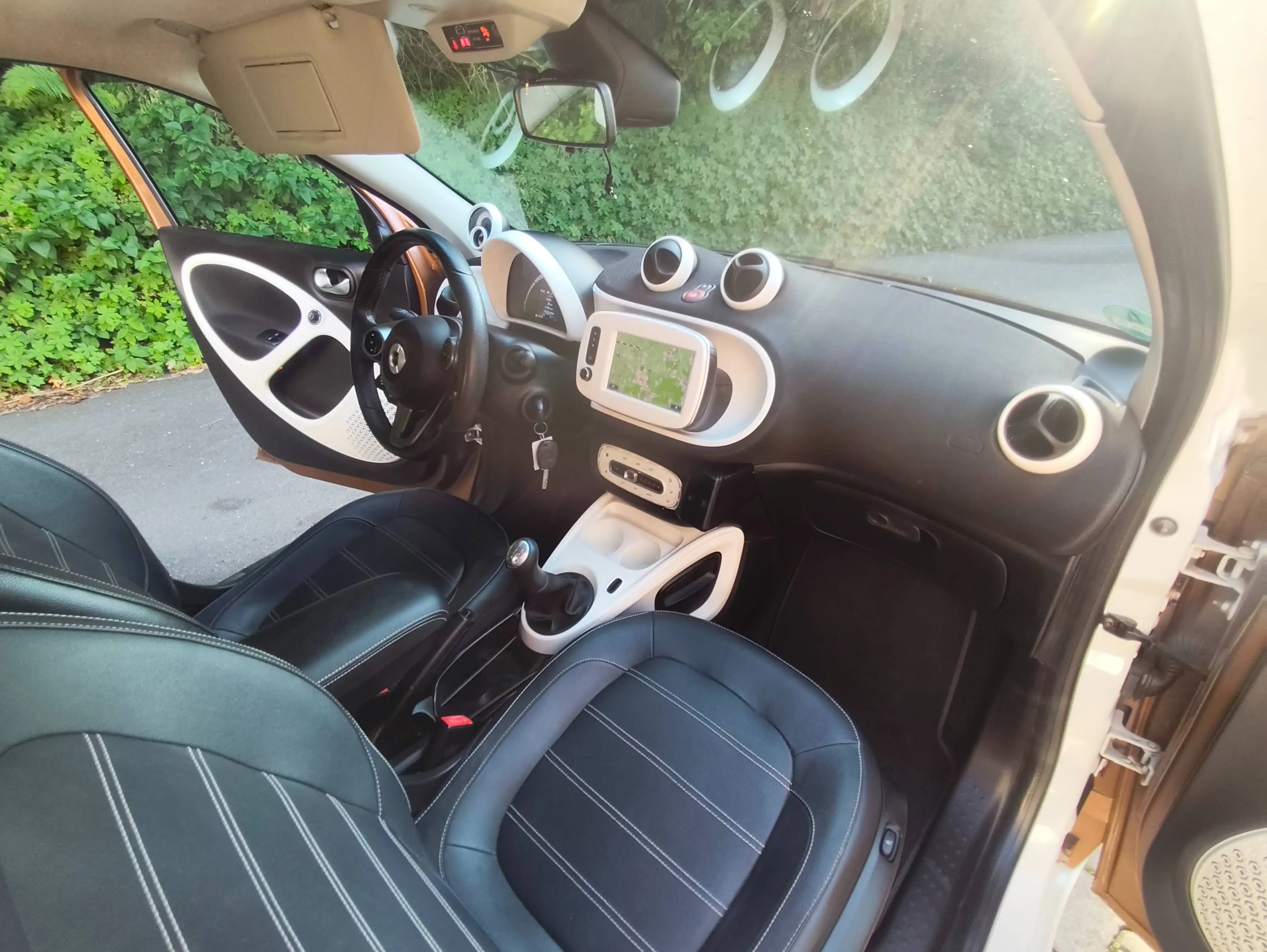 smart forFour Prime52 kW (453.042)/Sport-Paket/Vollleder/2 farbig Brown White/Navi/Bluetooth/Sitzhzg/LED/PDC/ — photo 8