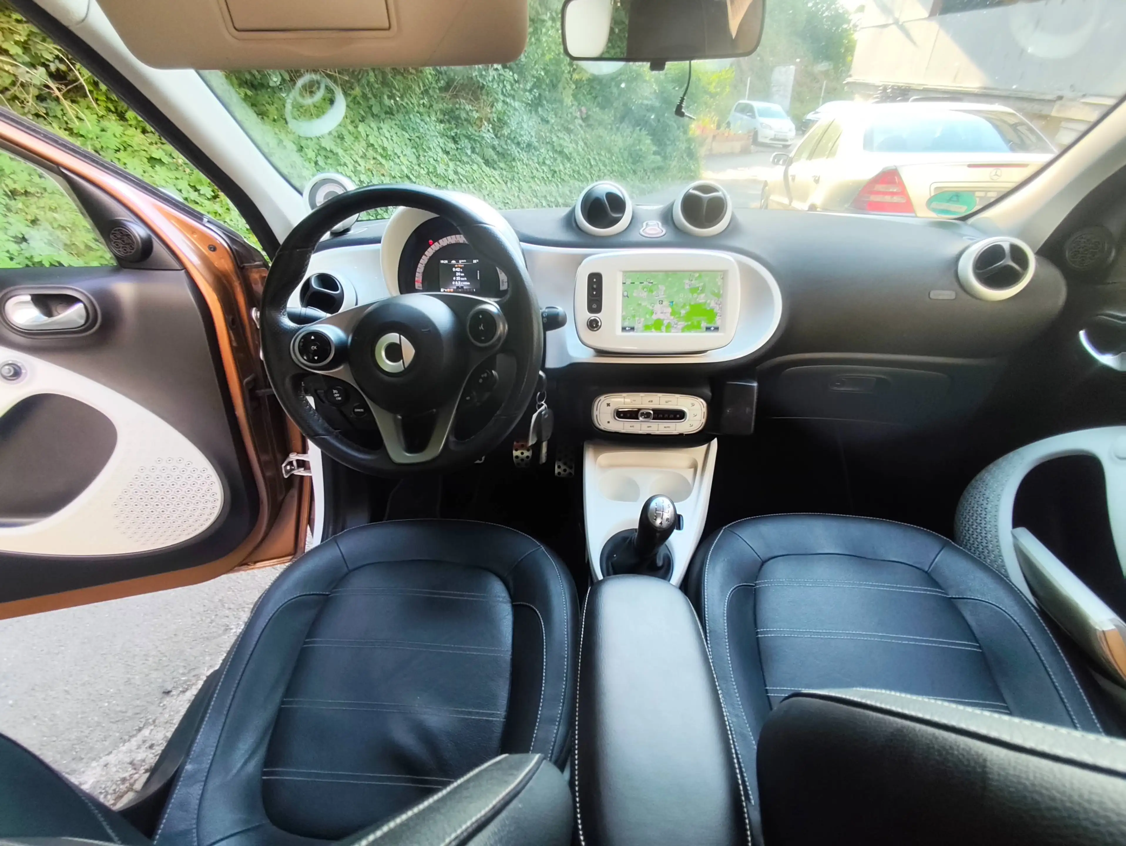 smart forFour Prime52 kW (453.042)/Sport-Paket/Vollleder/2 farbig Brown White/Navi/Bluetooth/Sitzhzg/LED/PDC/ — photo 10