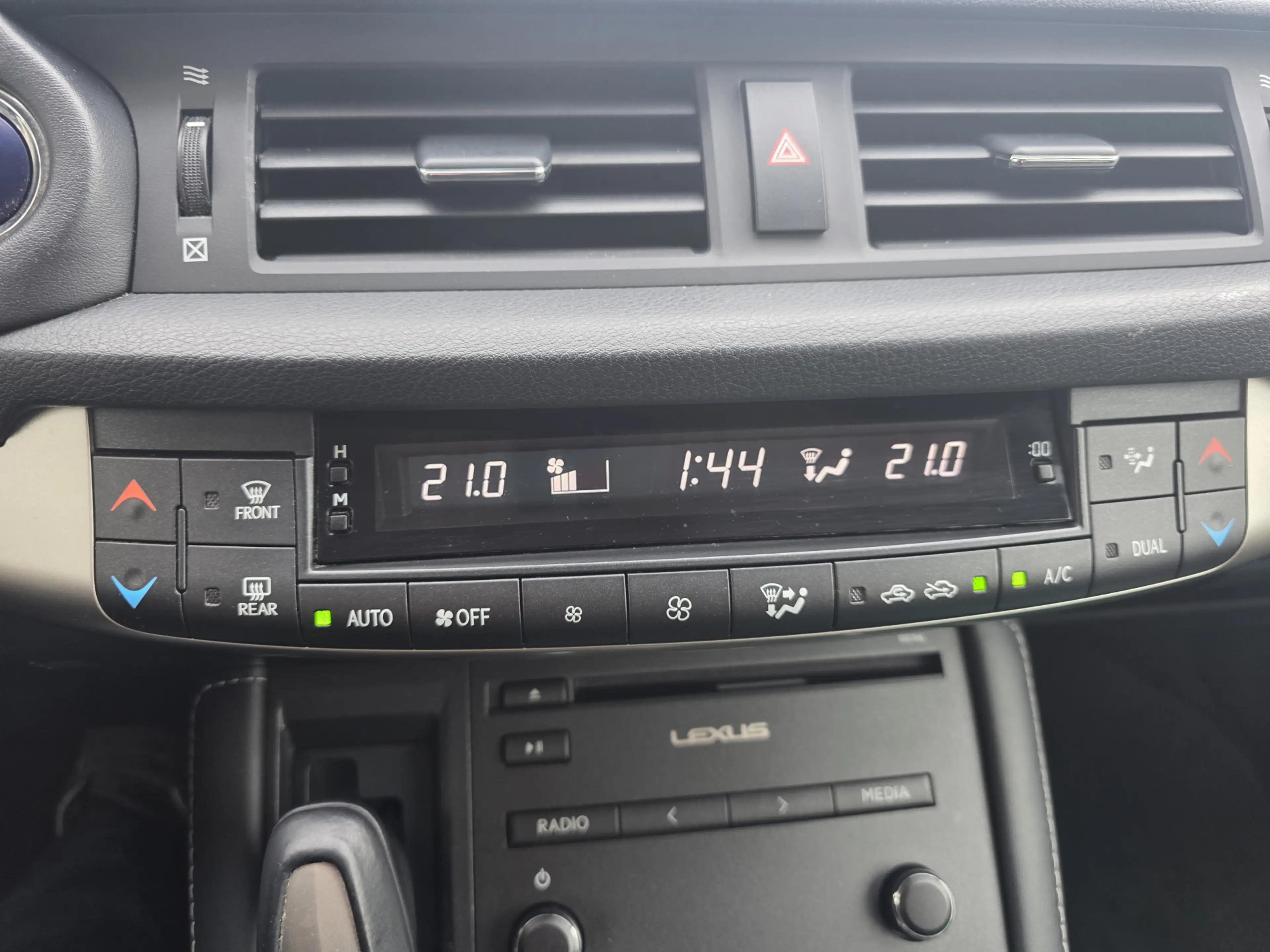 Lexus CT 200h | Camera | Clima | Cruise | — photo 10