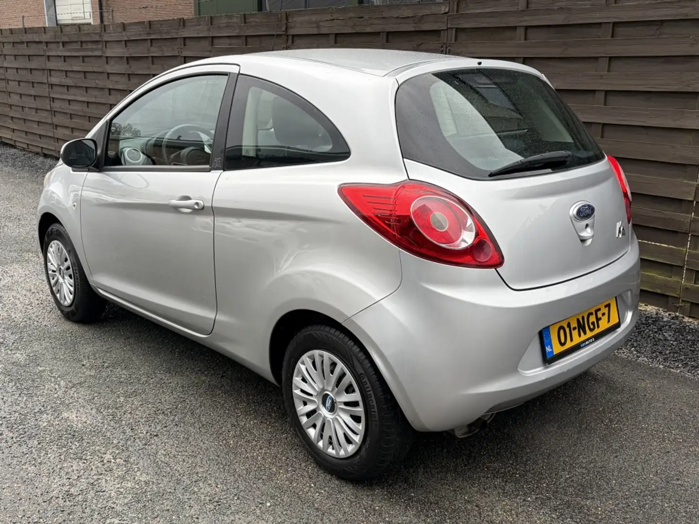 Ford Ka/Ka+ 1.2 Cool&Sound / D-Riem vv / Airco / NAP Grijs - 2