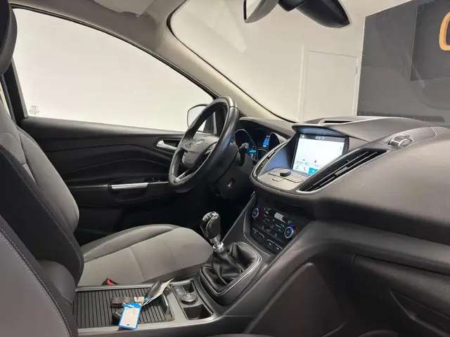 Ford Kuga — photo 13