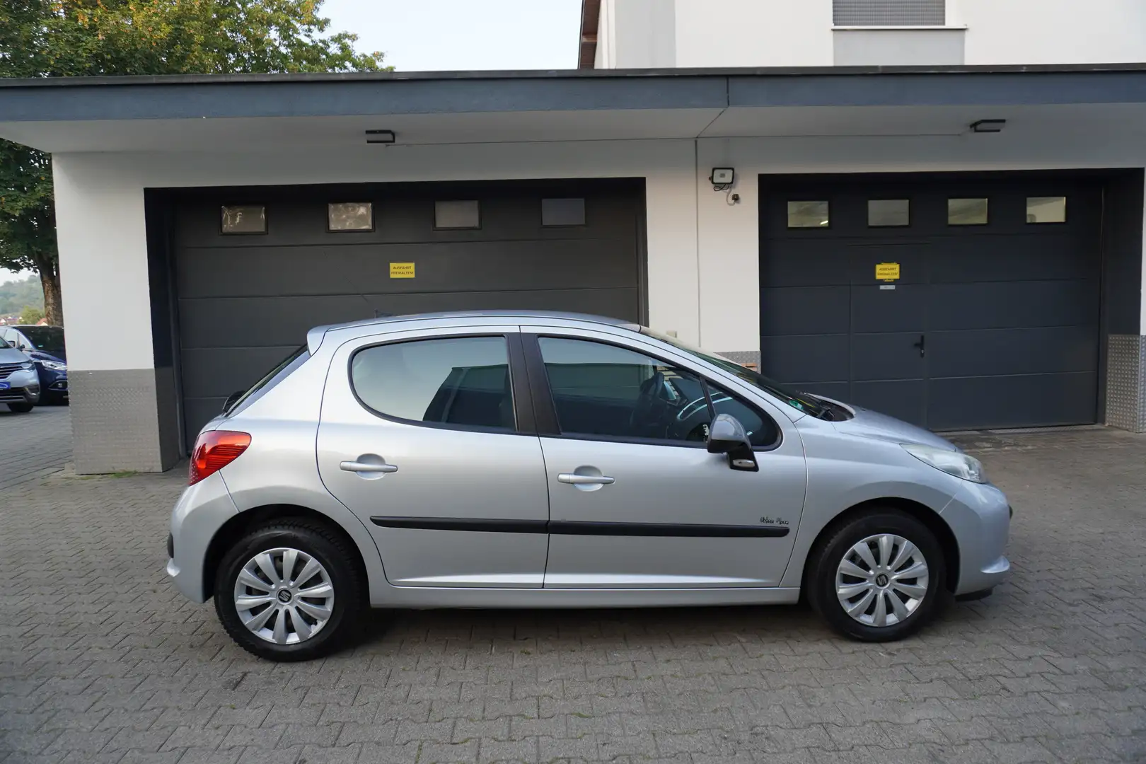 Peugeot 207 Urban Move 1.4-16V VTi KLIMA+SERVO+ZV Grau - 2