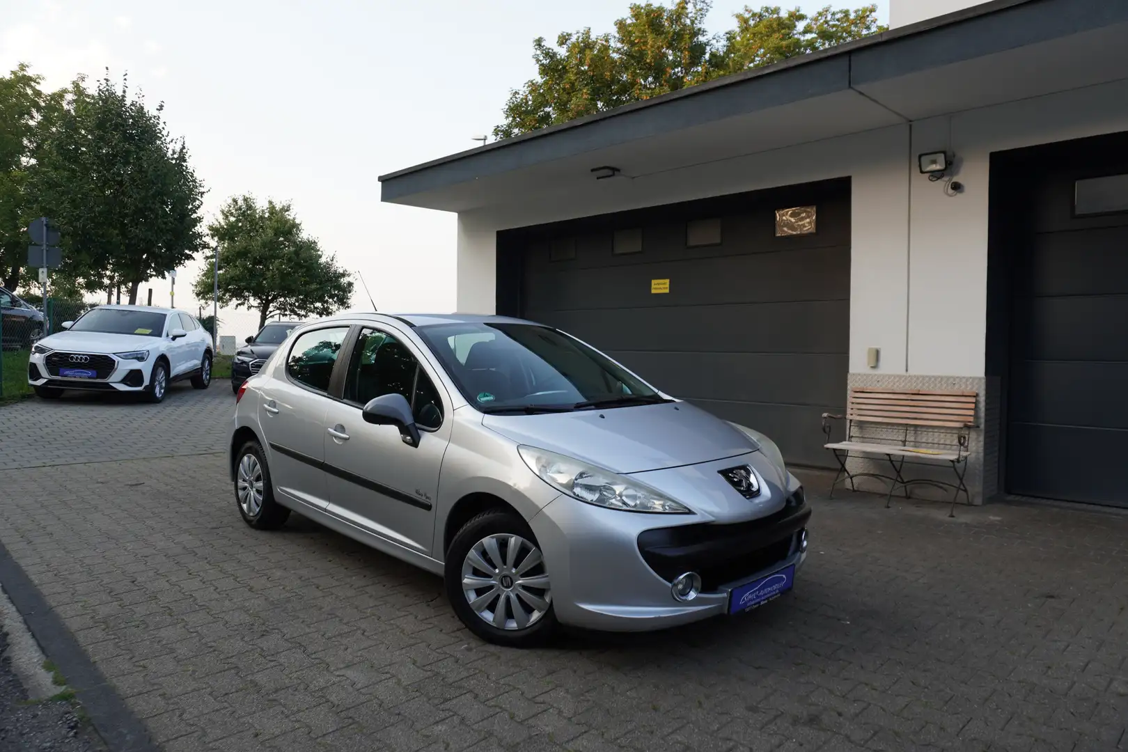 Peugeot 207 Urban Move 1.4-16V VTi KLIMA+SERVO+ZV Grau - 1