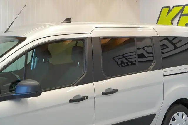 Ford Transit Connect view 12