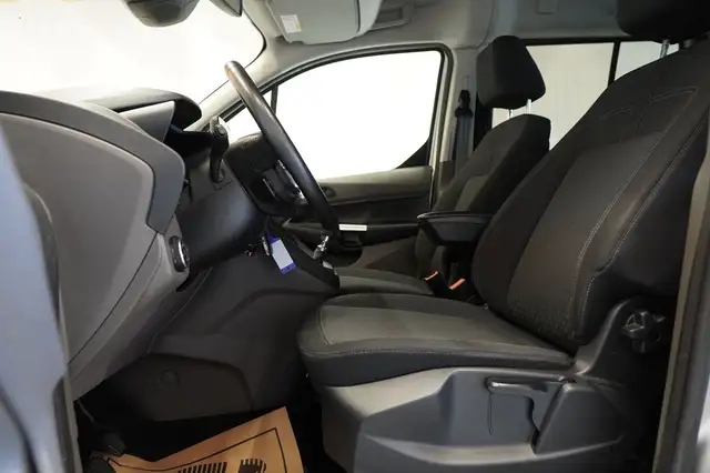 Ford Transit Connect view 15