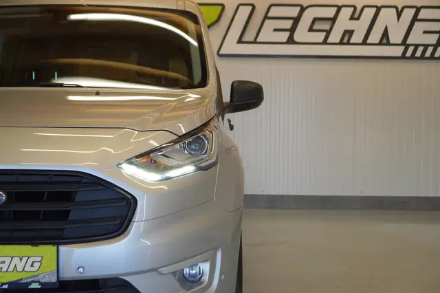 Ford Transit Connect view 10