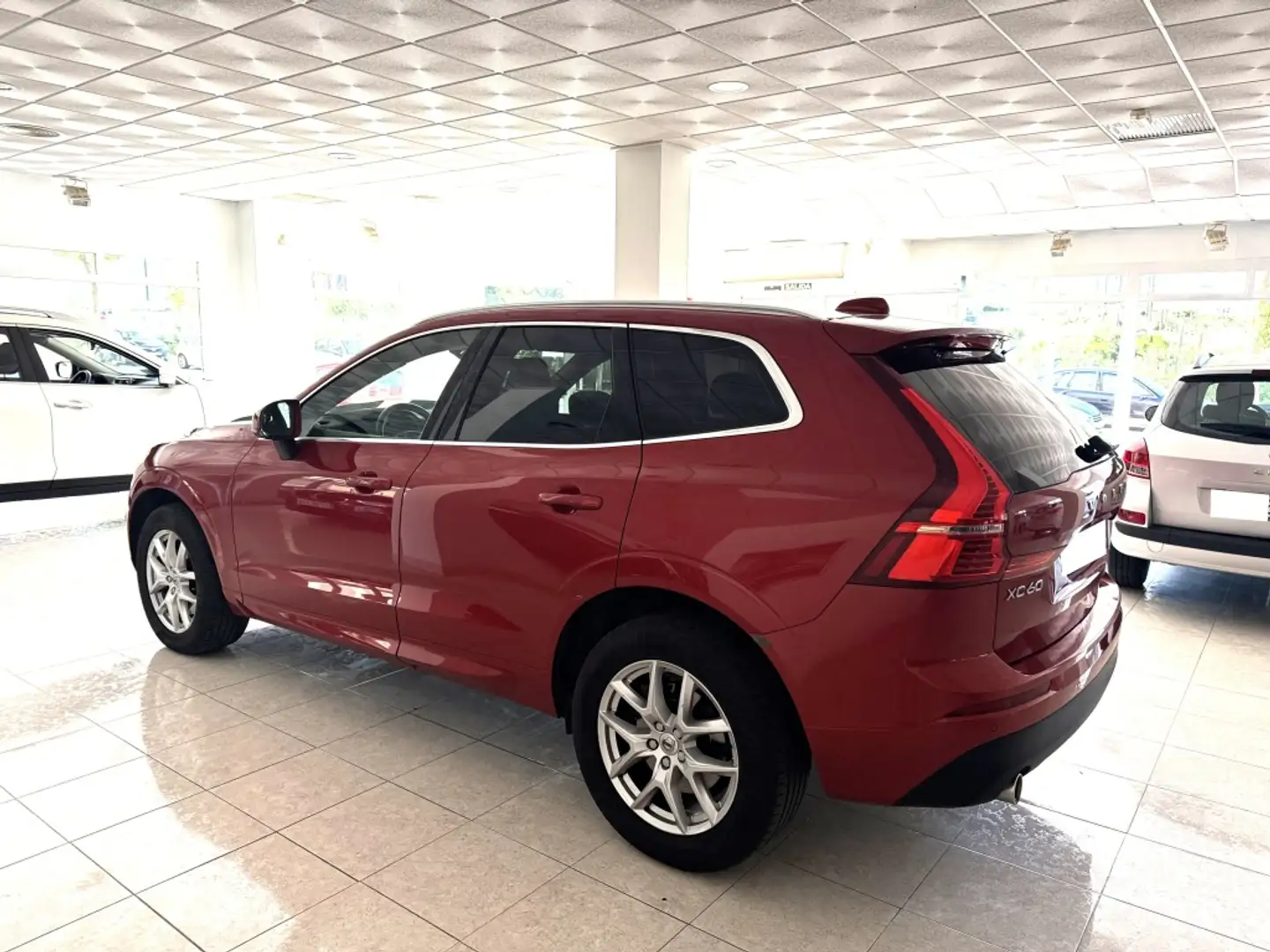 Volvo XC60 B4 Momentum Pro FWD Aut. Rot - 2