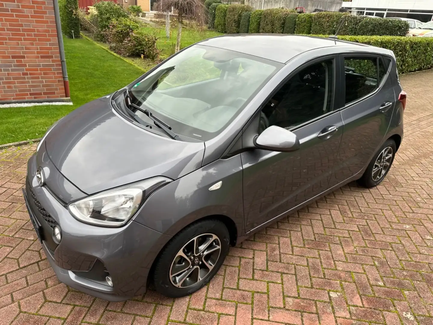 Hyundai i10 i10 1,0 ComfortComfort Grau - 1